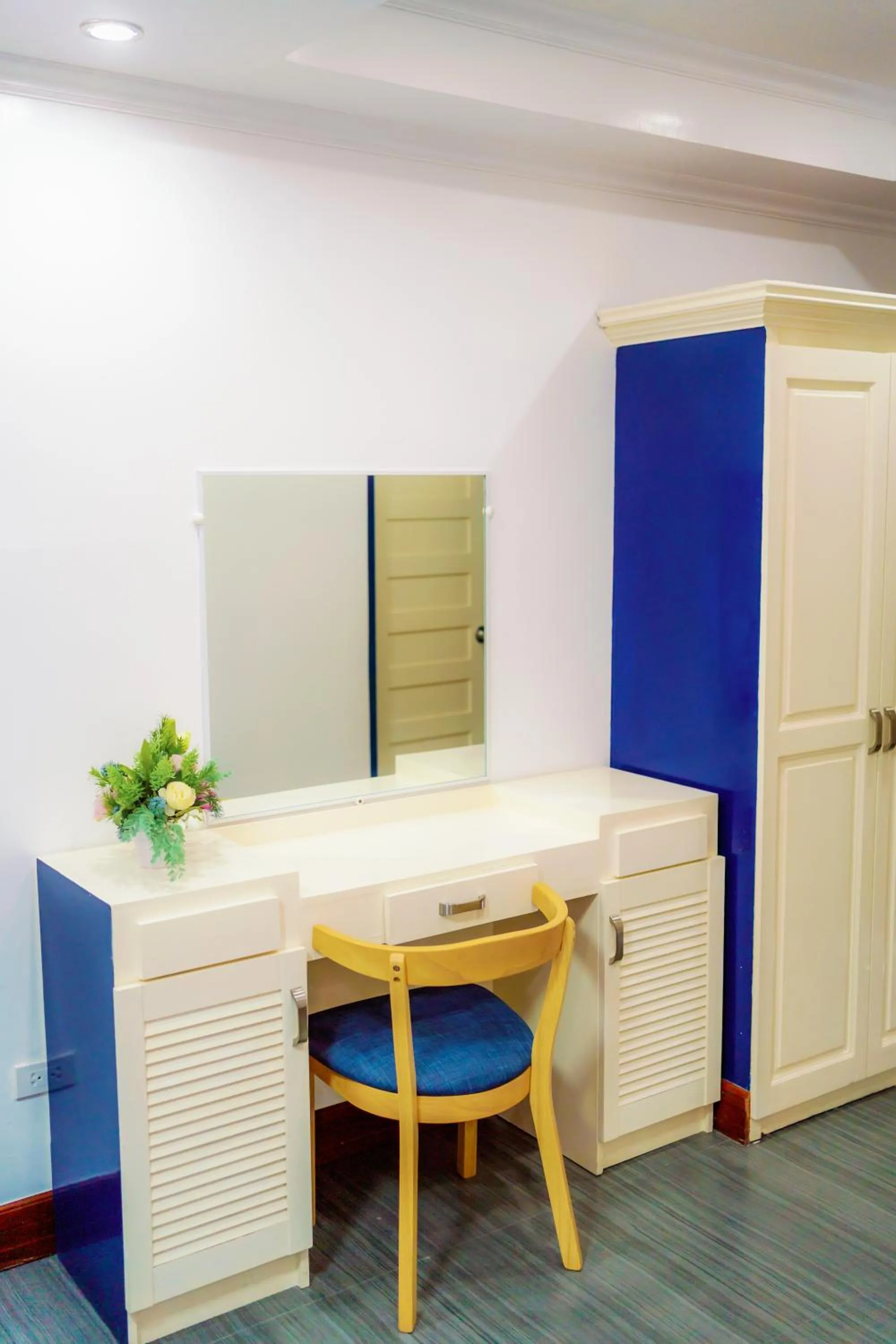 Santiago Cove Hotel and Restaurant