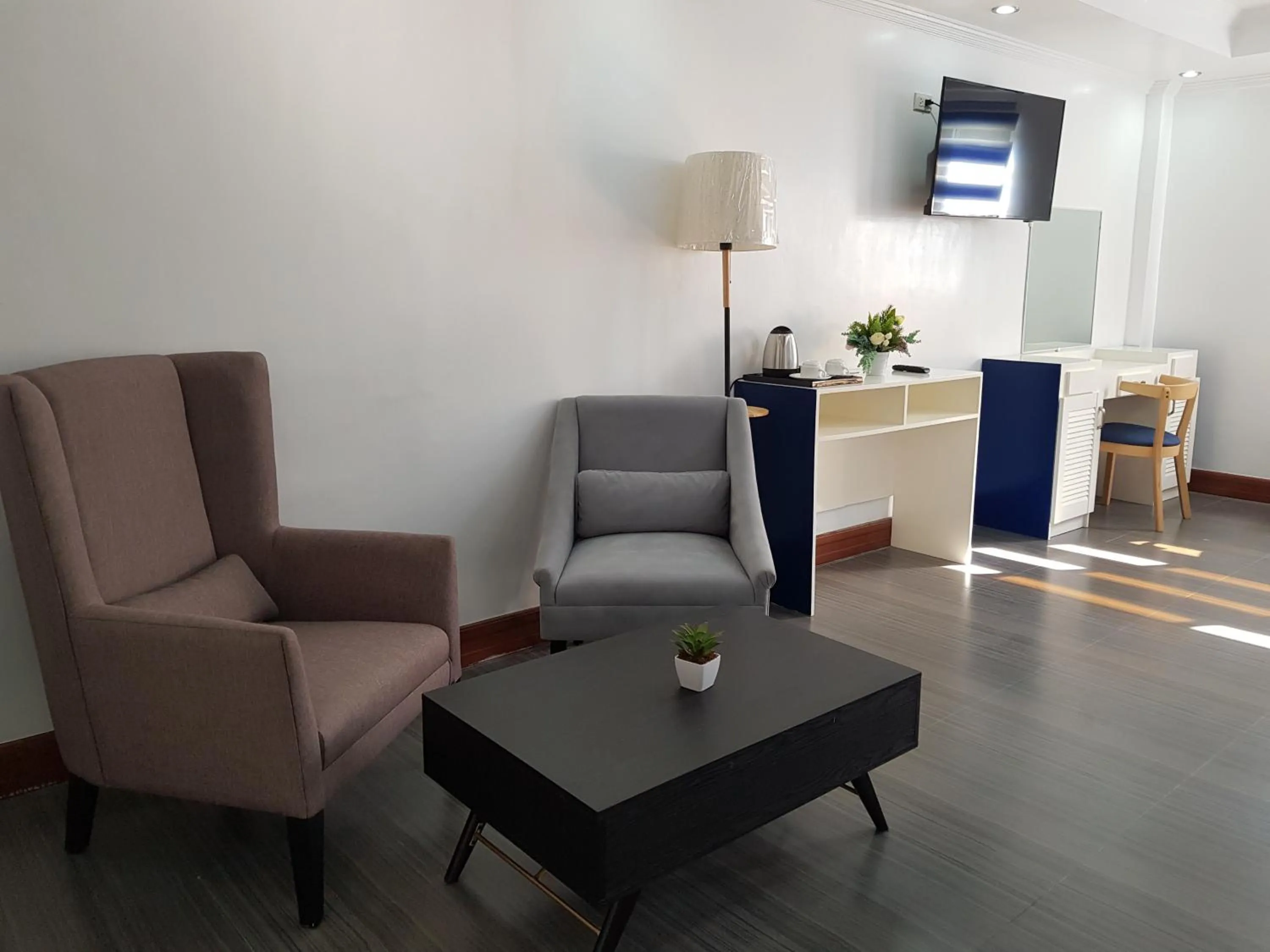 Living room in Santiago Cove Hotel and Restaurant