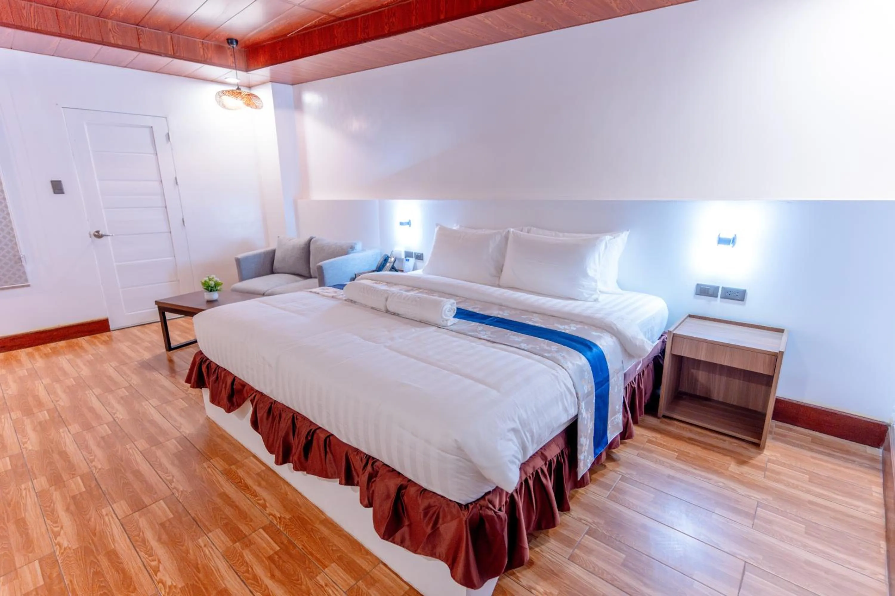 Bed in Santiago Cove Hotel and Restaurant