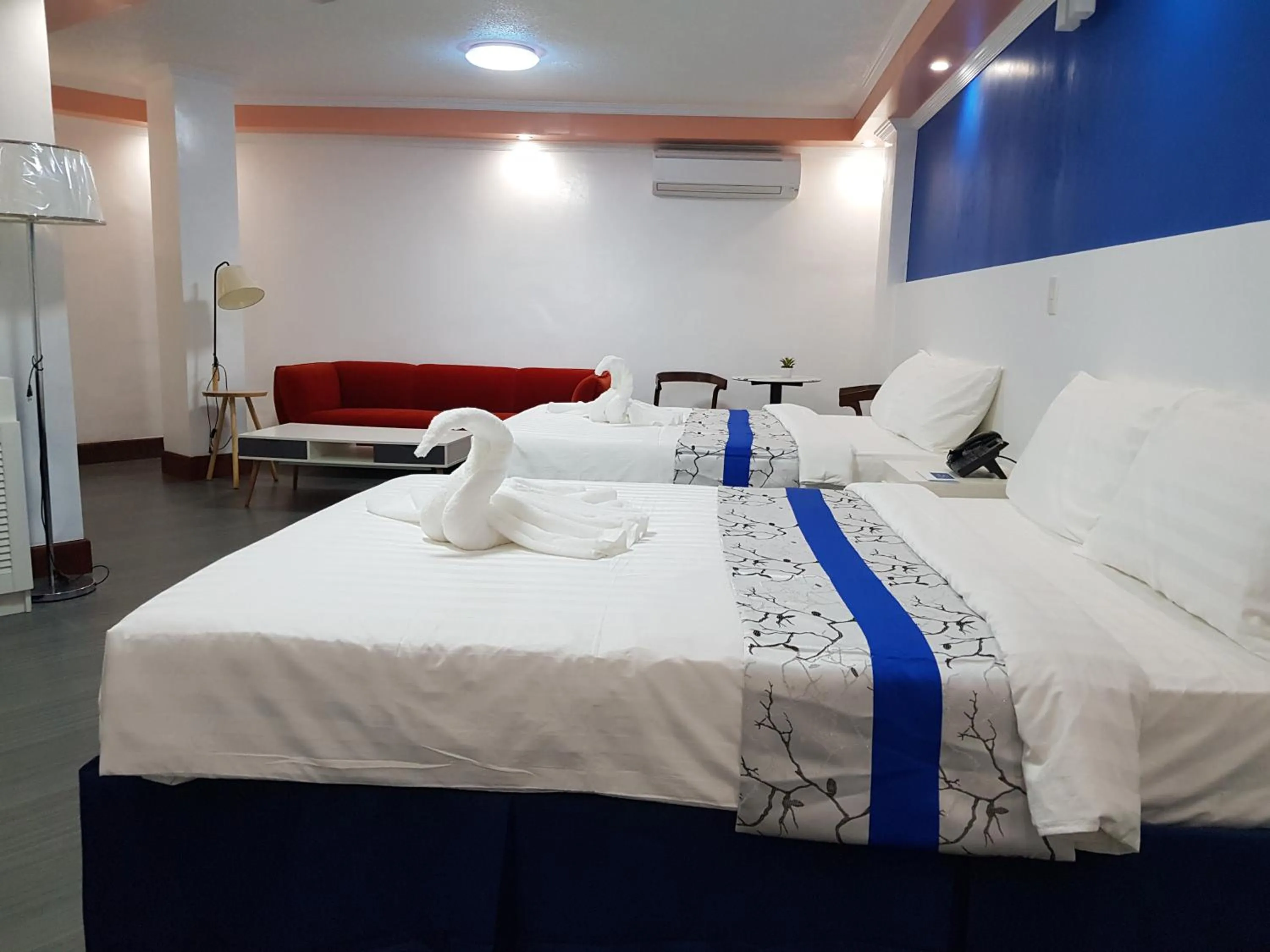 Bed in Santiago Cove Hotel and Restaurant