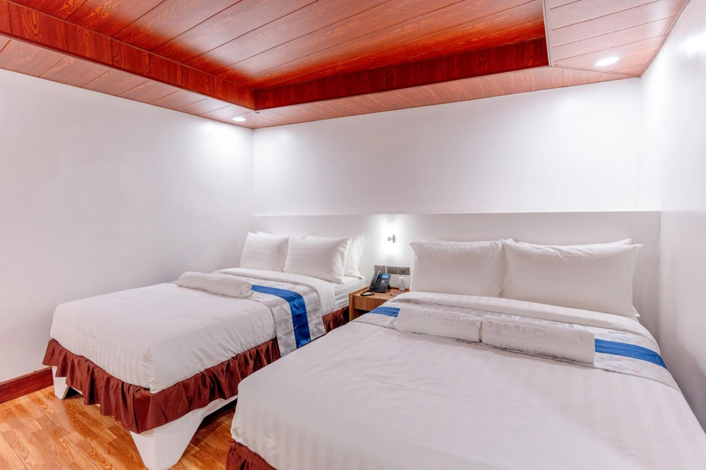 Bed in Santiago Cove Hotel and Restaurant