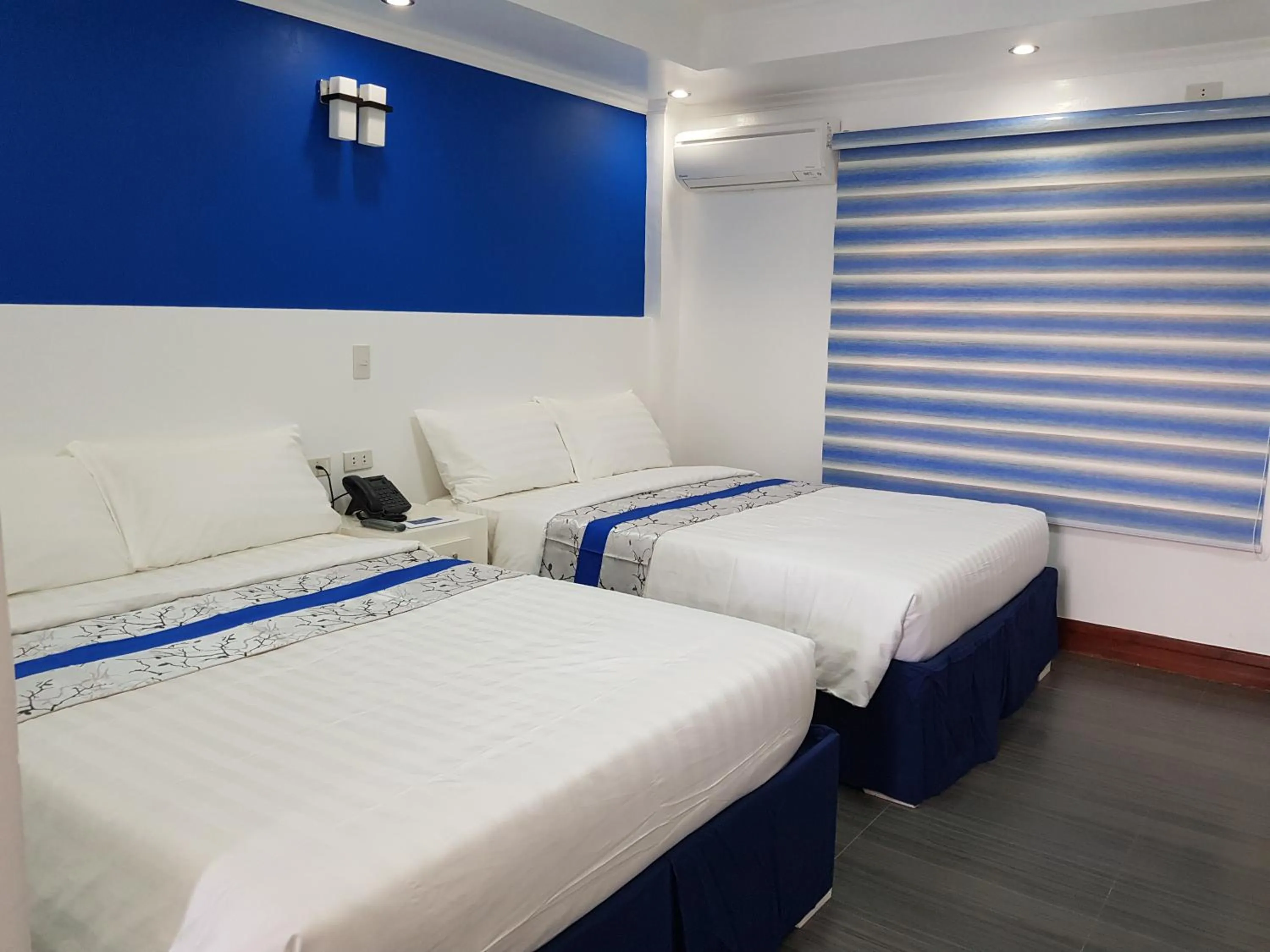 Bed in Santiago Cove Hotel and Restaurant