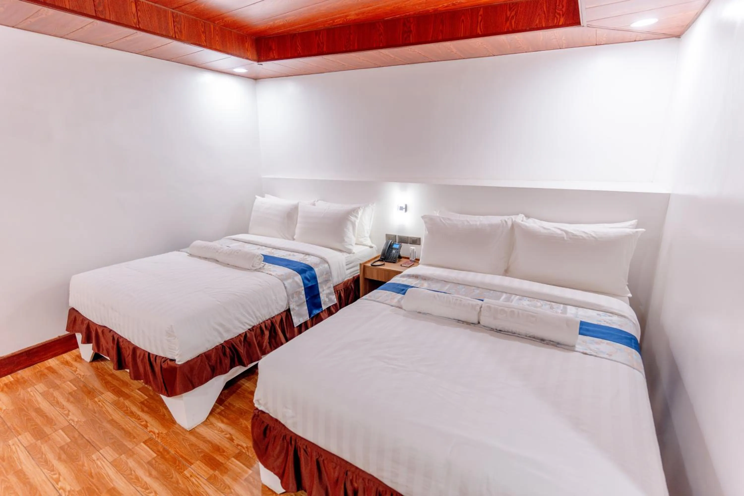 Bed in Santiago Cove Hotel and Restaurant