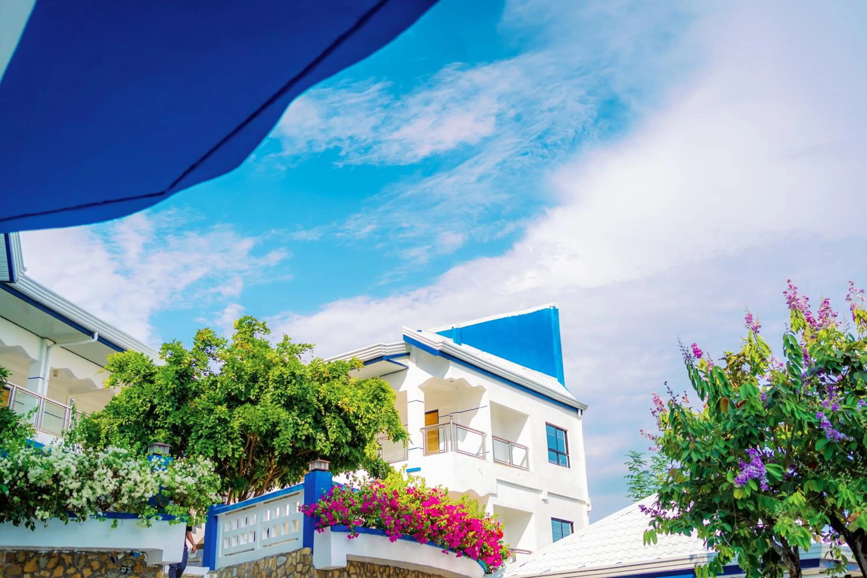 Santiago Cove Hotel and Restaurant