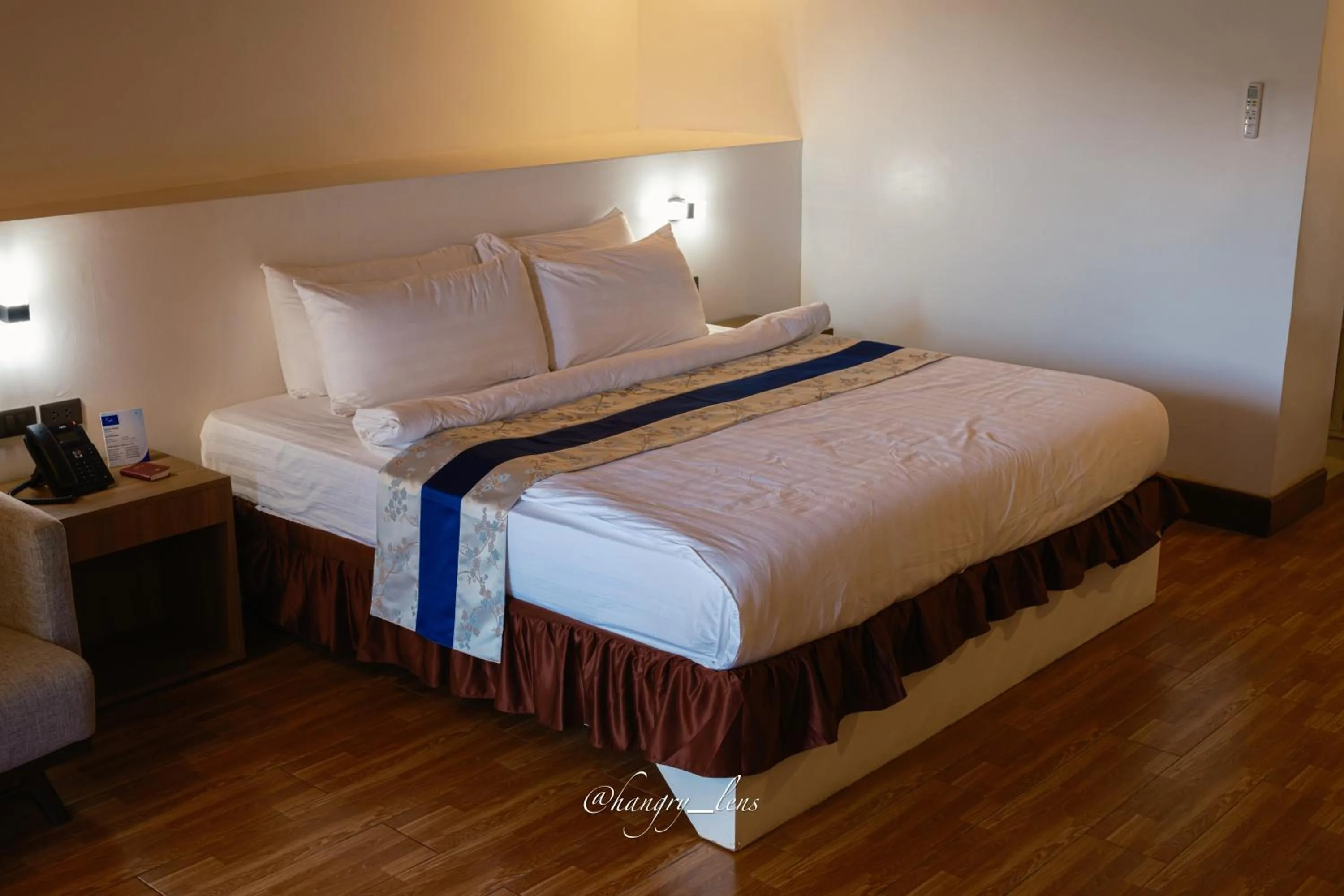 Bed in Santiago Cove Hotel and Restaurant