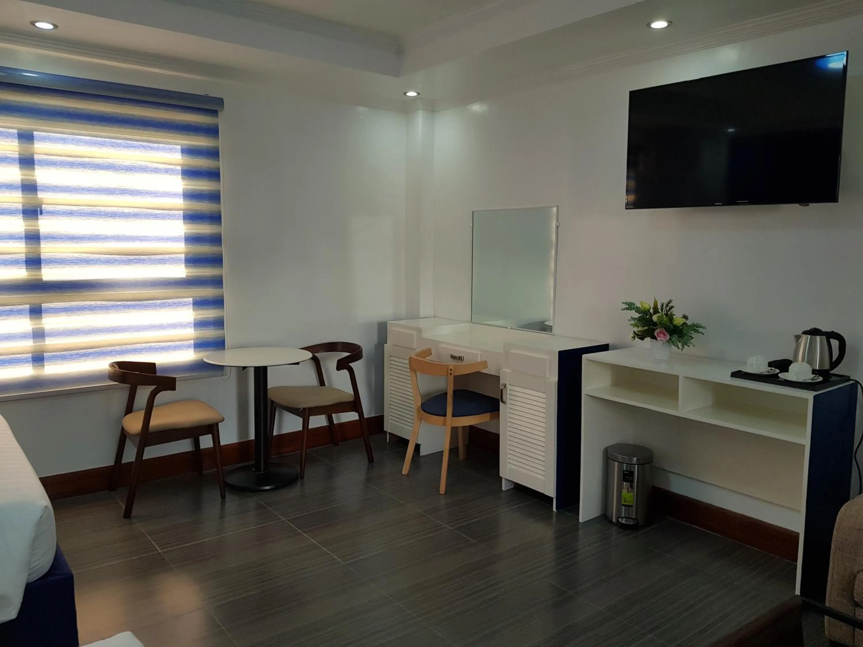 hair dresser in Santiago Cove Hotel and Restaurant