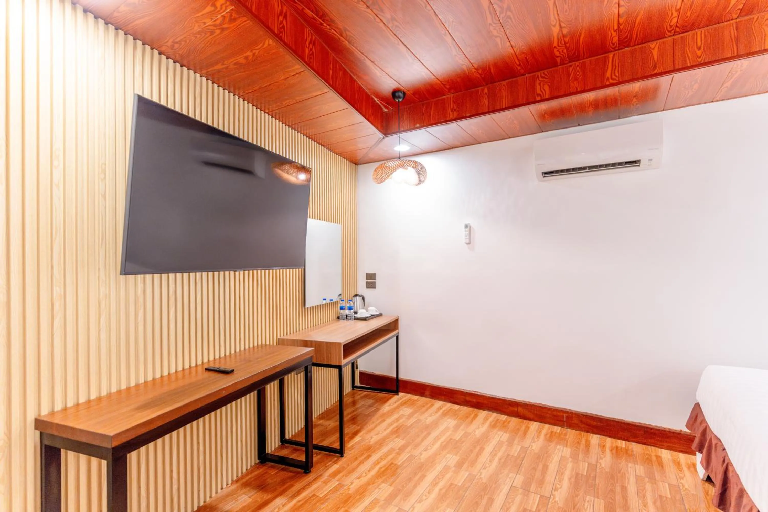 Santiago Cove Hotel and Restaurant