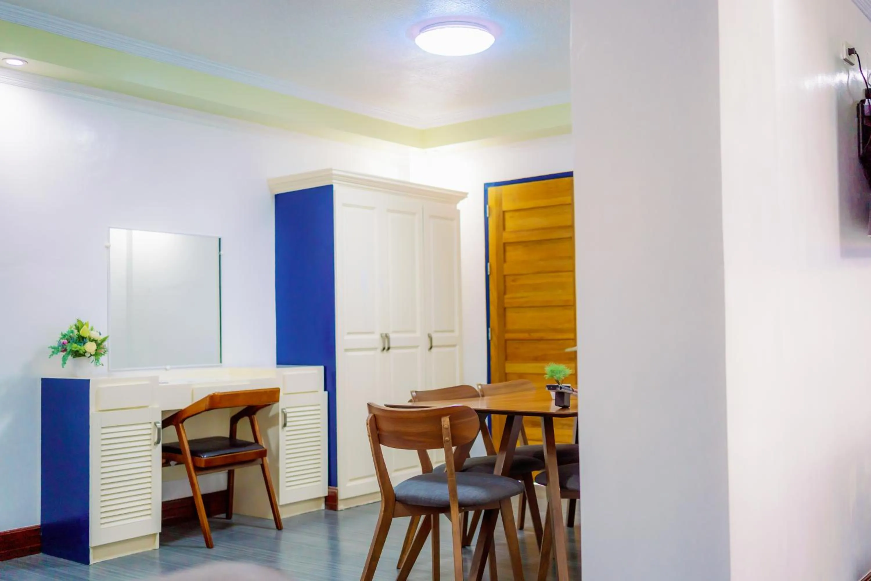 Santiago Cove Hotel and Restaurant