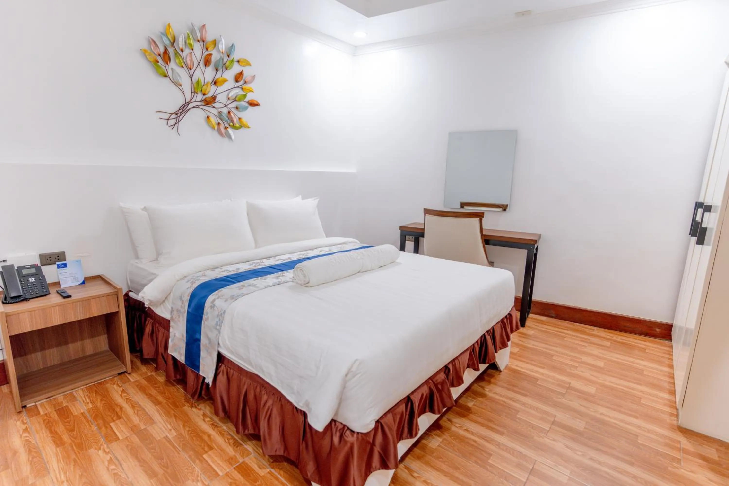 Bed in Santiago Cove Hotel and Restaurant