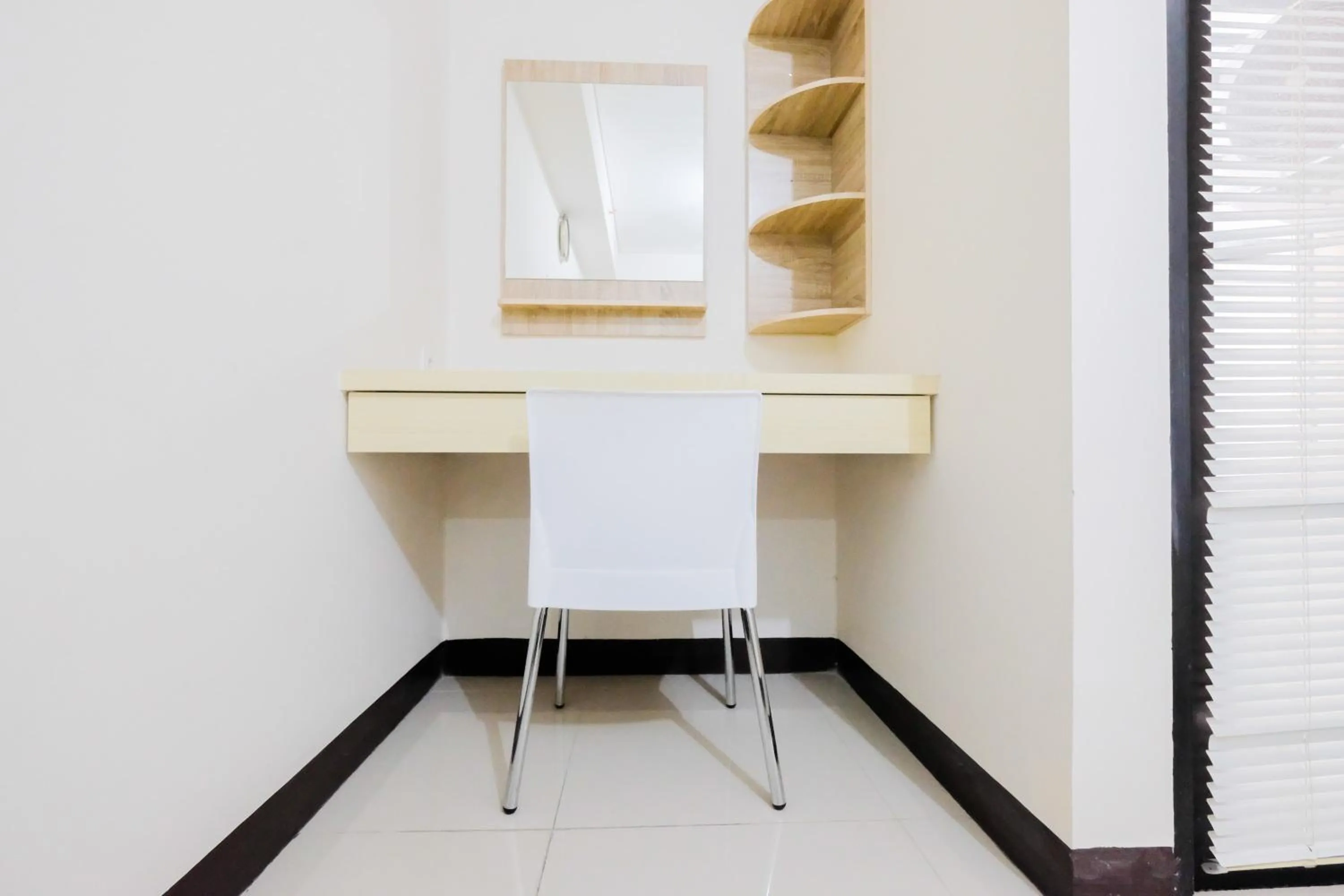 Simple Furnished Studio 19 Avenue Apartment By Travelio