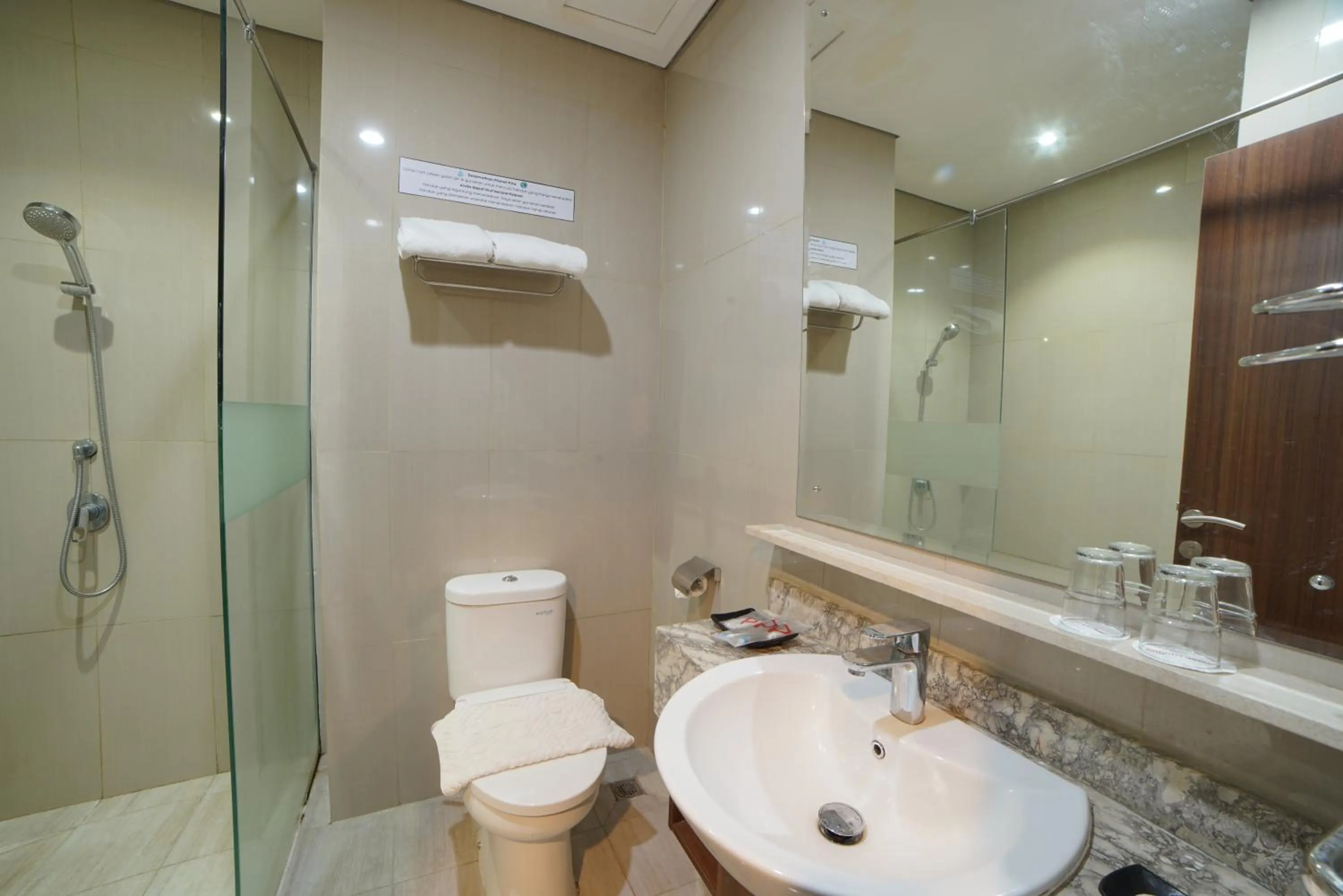 Bathroom in Pakons Prime Hotel