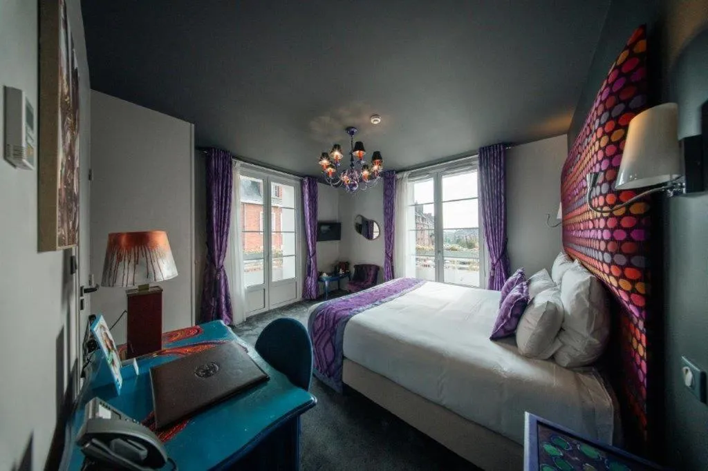 Photo of the whole room in BRIT HOTEL PRIVILEGE LISIEUX - La Villa des Arts