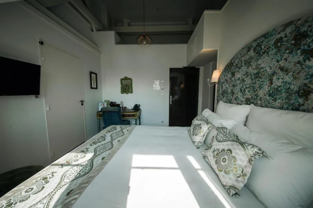 Photo of the whole room in BRIT HOTEL PRIVILEGE LISIEUX - La Villa des Arts