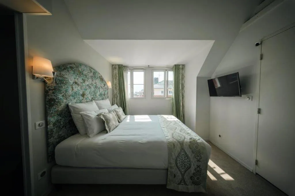 Photo of the whole room in BRIT HOTEL PRIVILEGE LISIEUX - La Villa des Arts