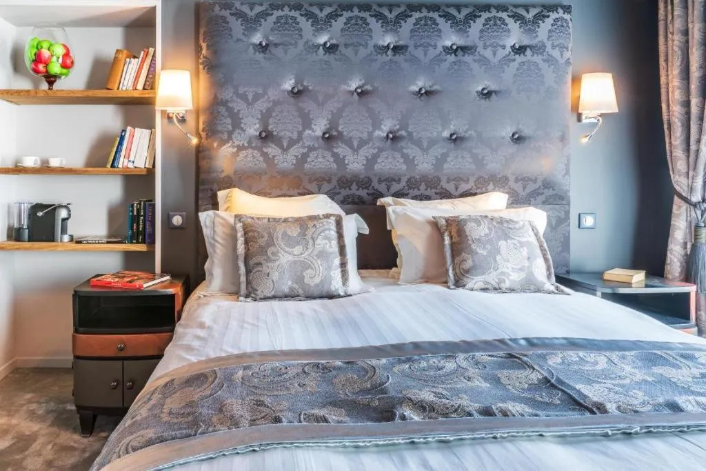 Bed in BRIT HOTEL PRIVILEGE LISIEUX - La Villa des Arts