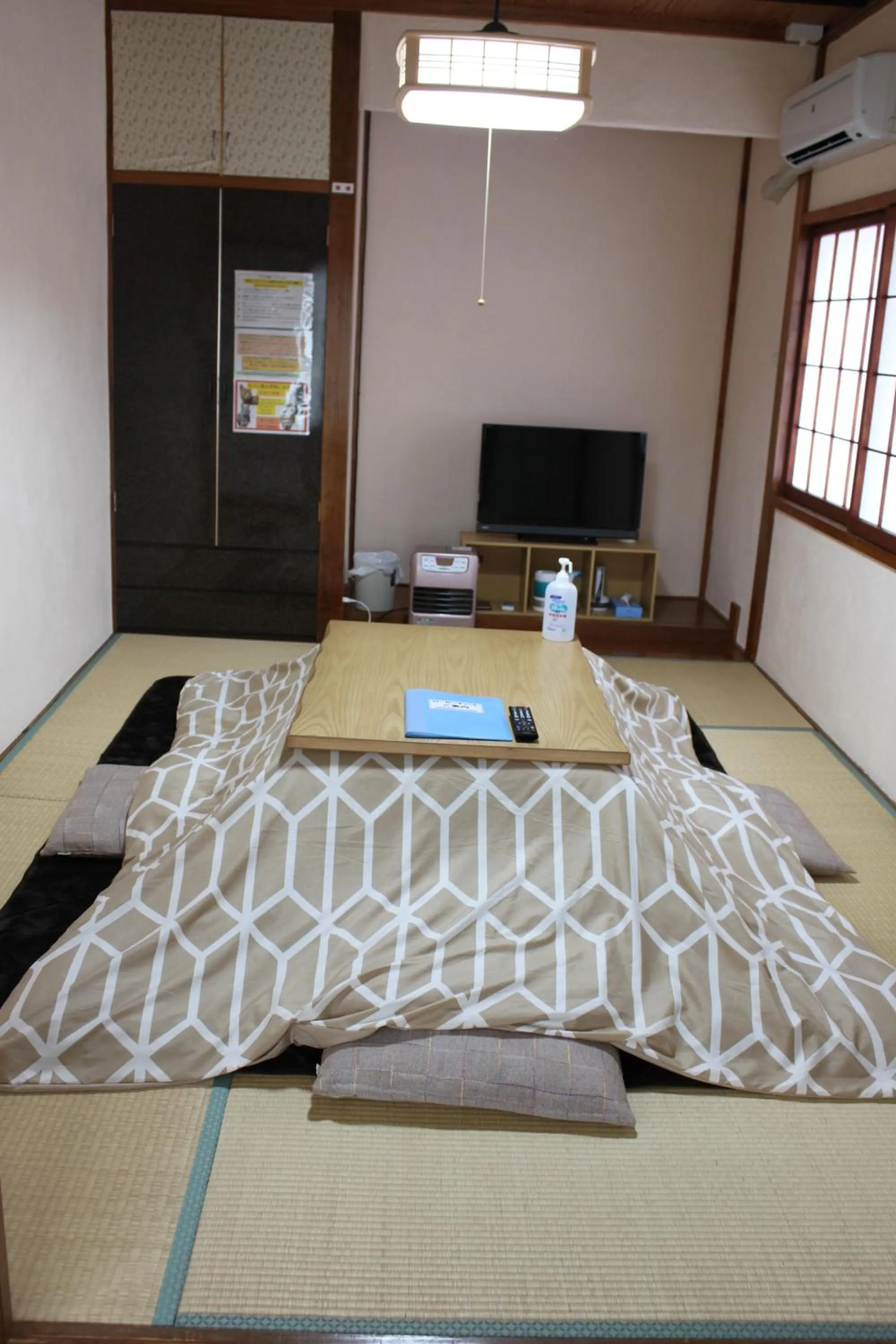 Photo of the whole room, Bed in Rosencat