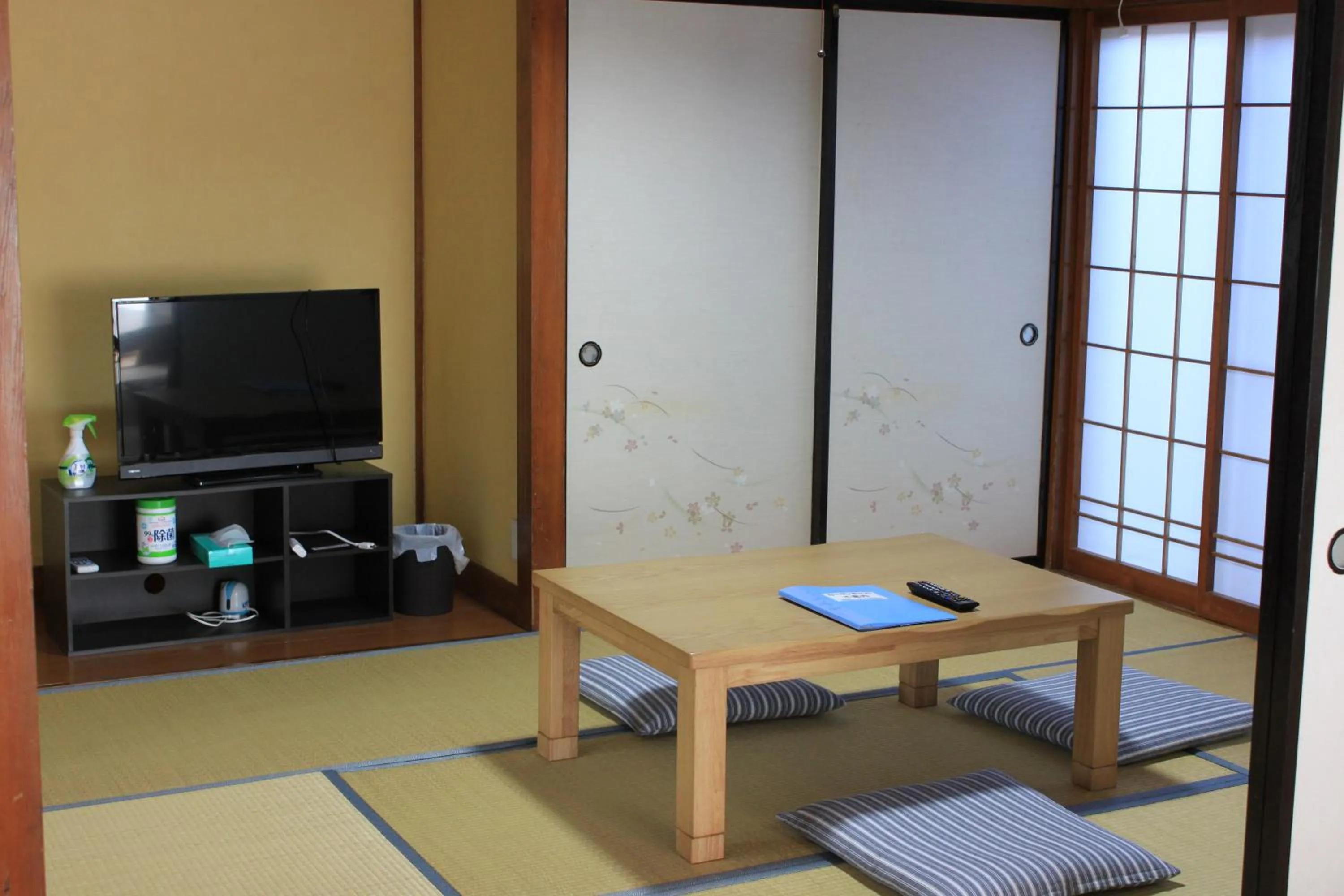 Photo of the whole room in Rosencat