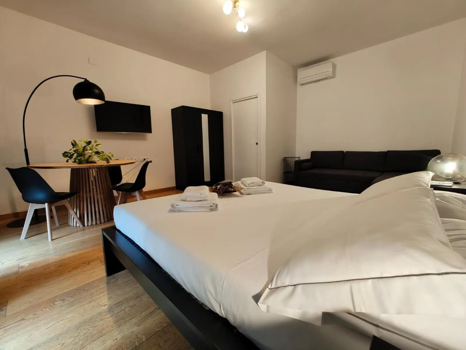 Communal lounge/ TV room, Bed in B&B La Marmora 39