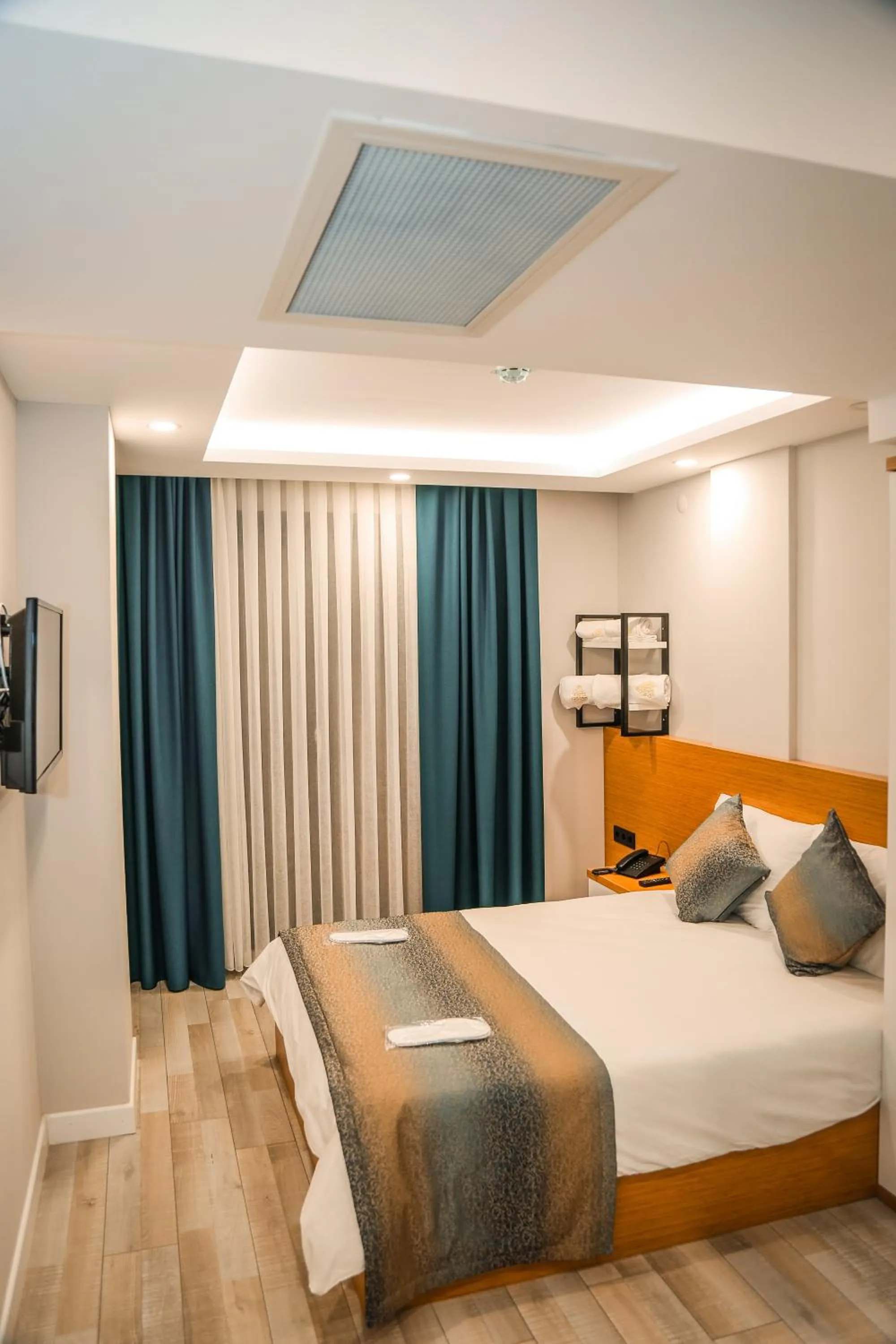 Bedroom, Bed in White Golden Suite Hotel