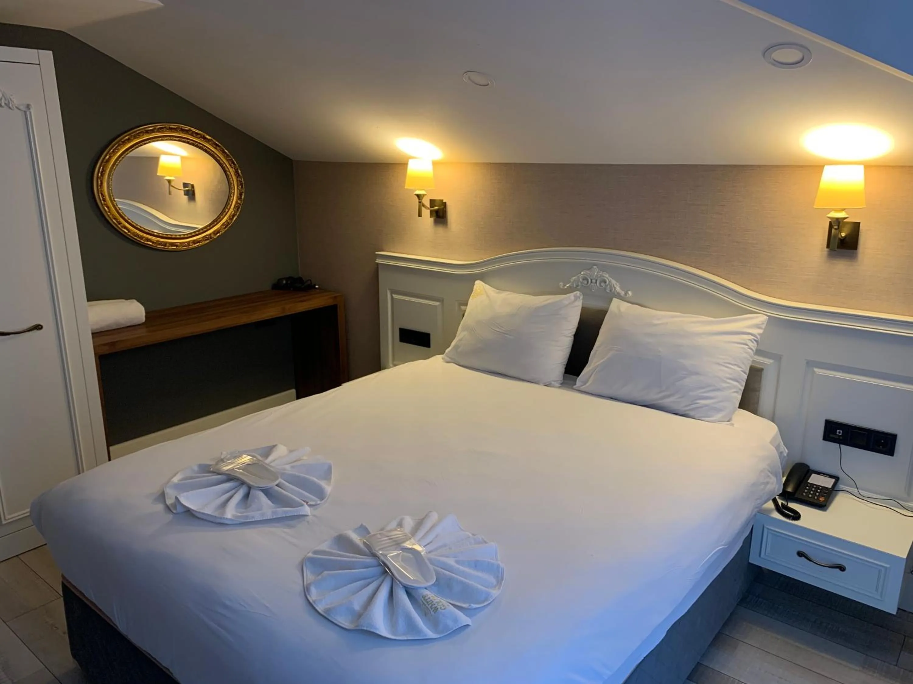 Bed in White Golden Suite Hotel