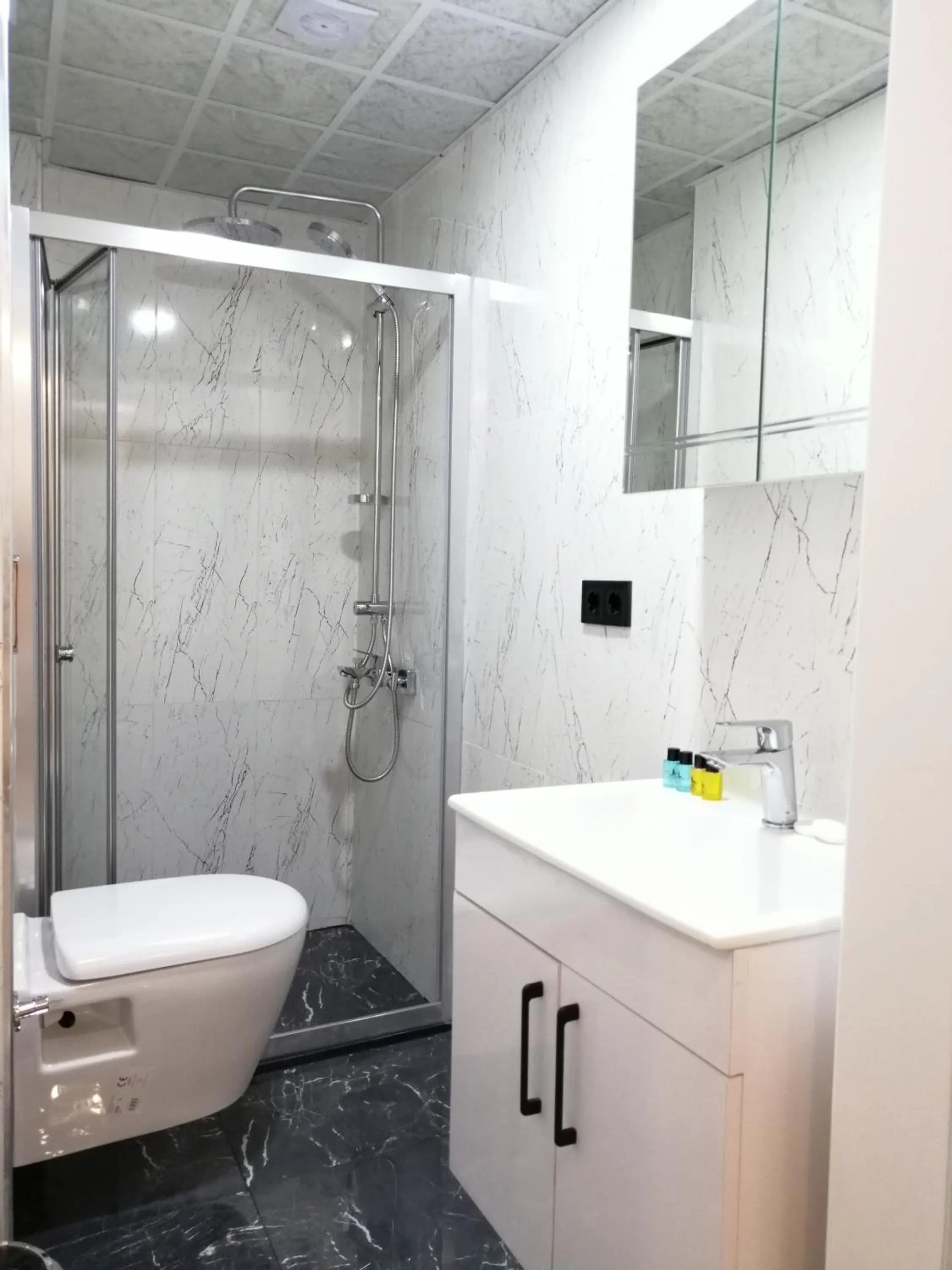 Bathroom in White Golden Suite Hotel