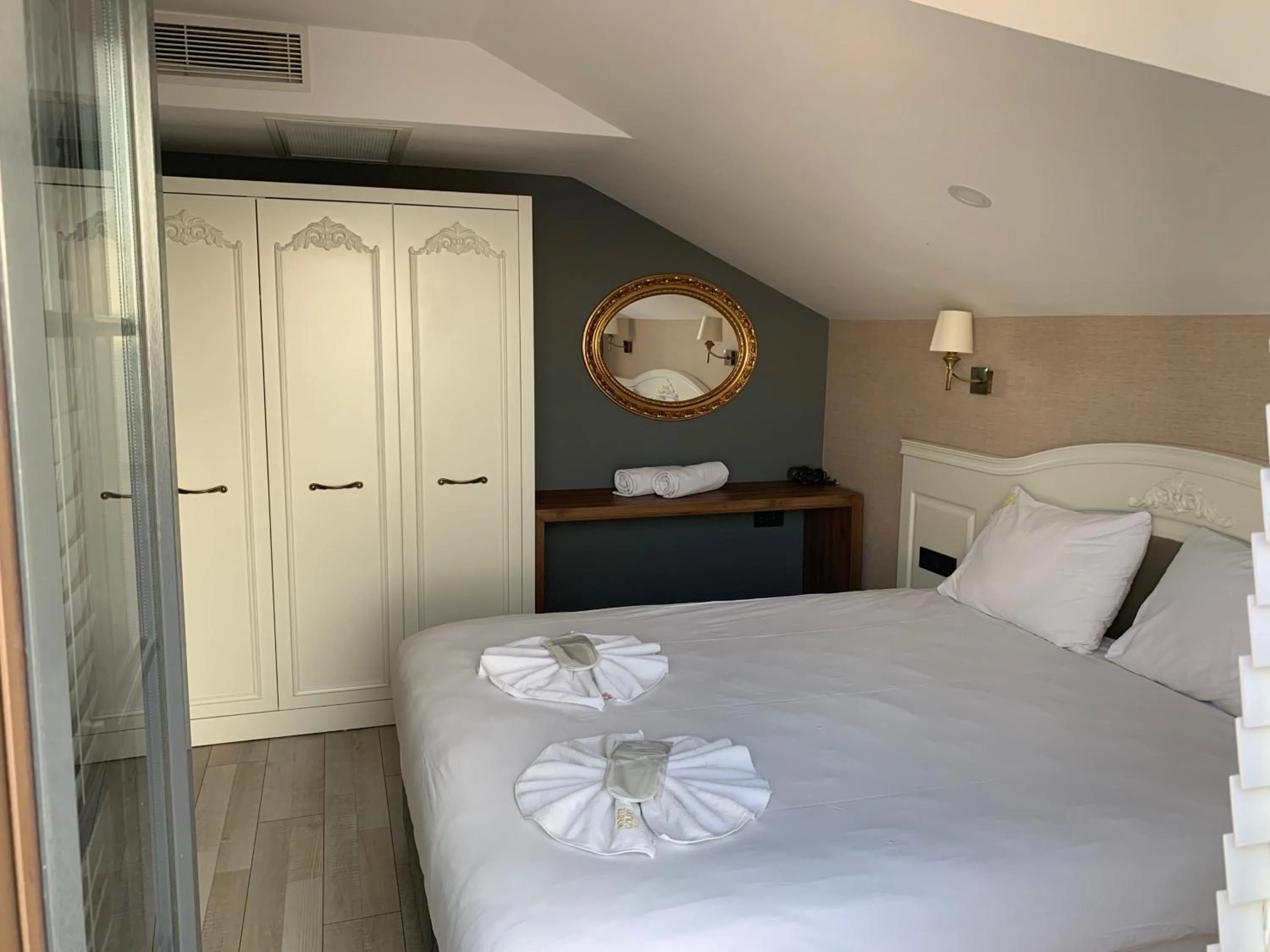 Bedroom, Bed in White Golden Suite Hotel