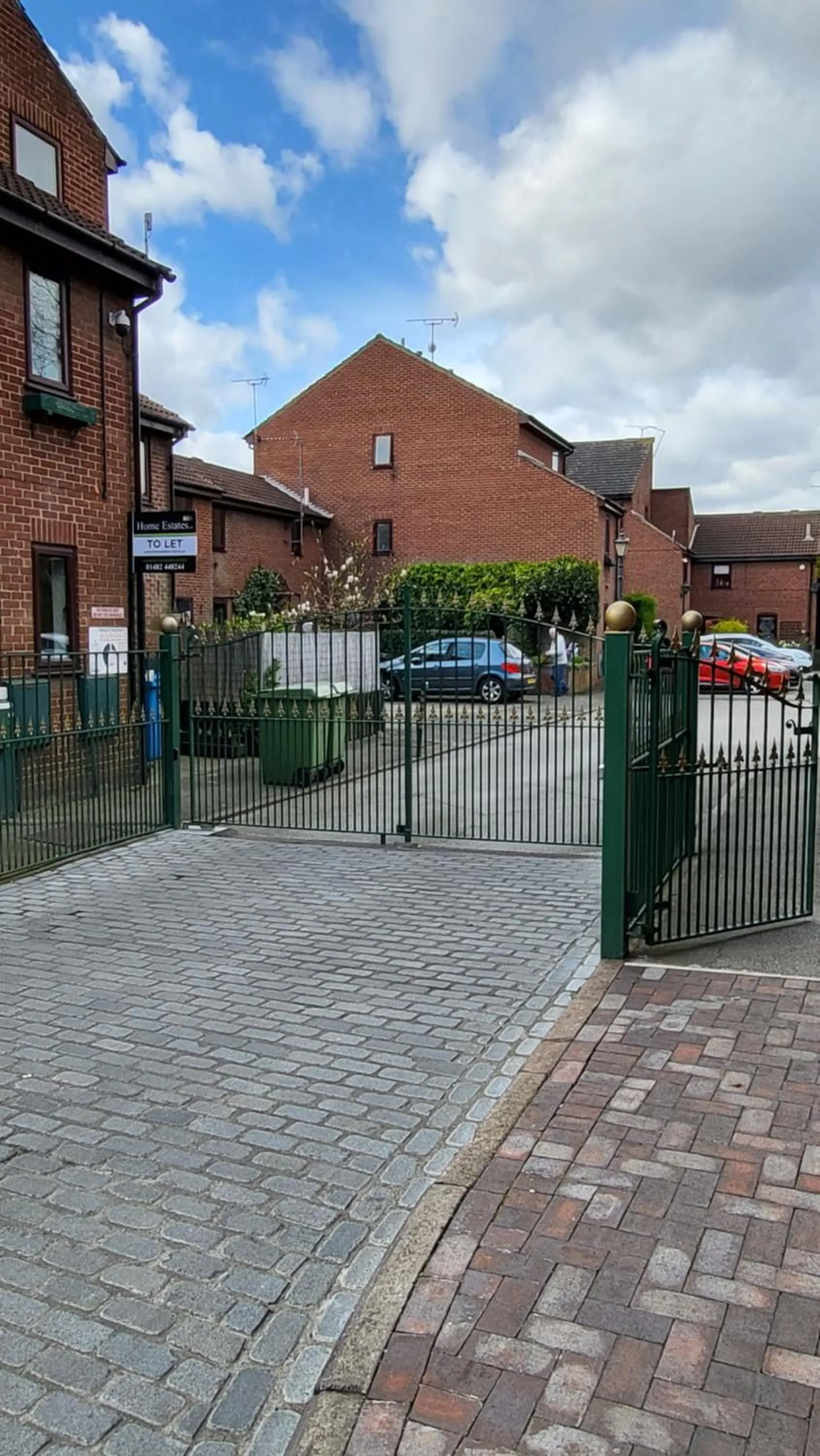 Parking in 1 Bed Old Town City Studio near Theatre Suit Work or Leisure