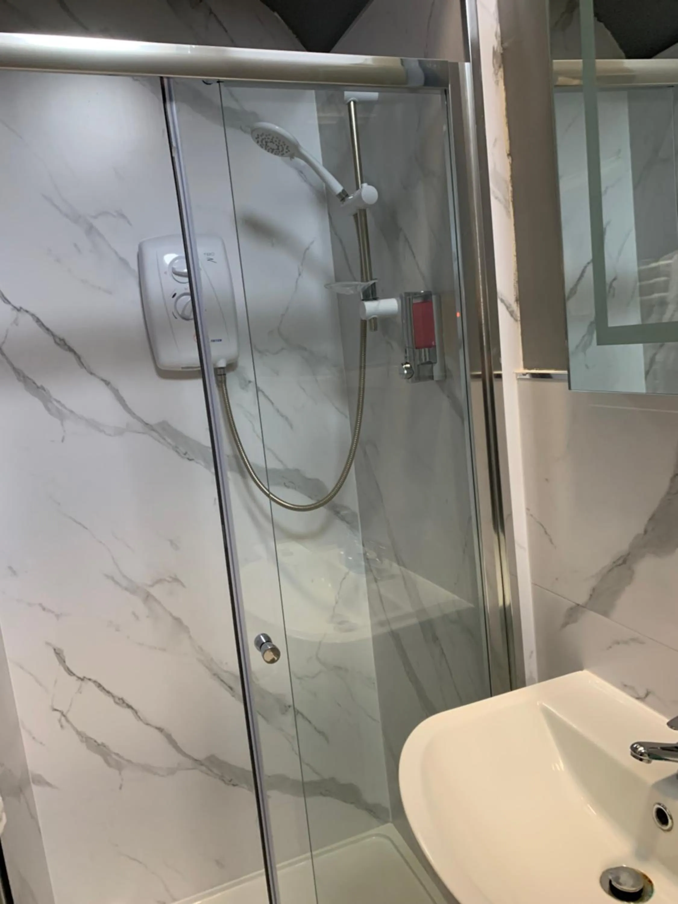 Bathroom in 1 Bed Old Town City Studio near Theatre Suit Work or Leisure