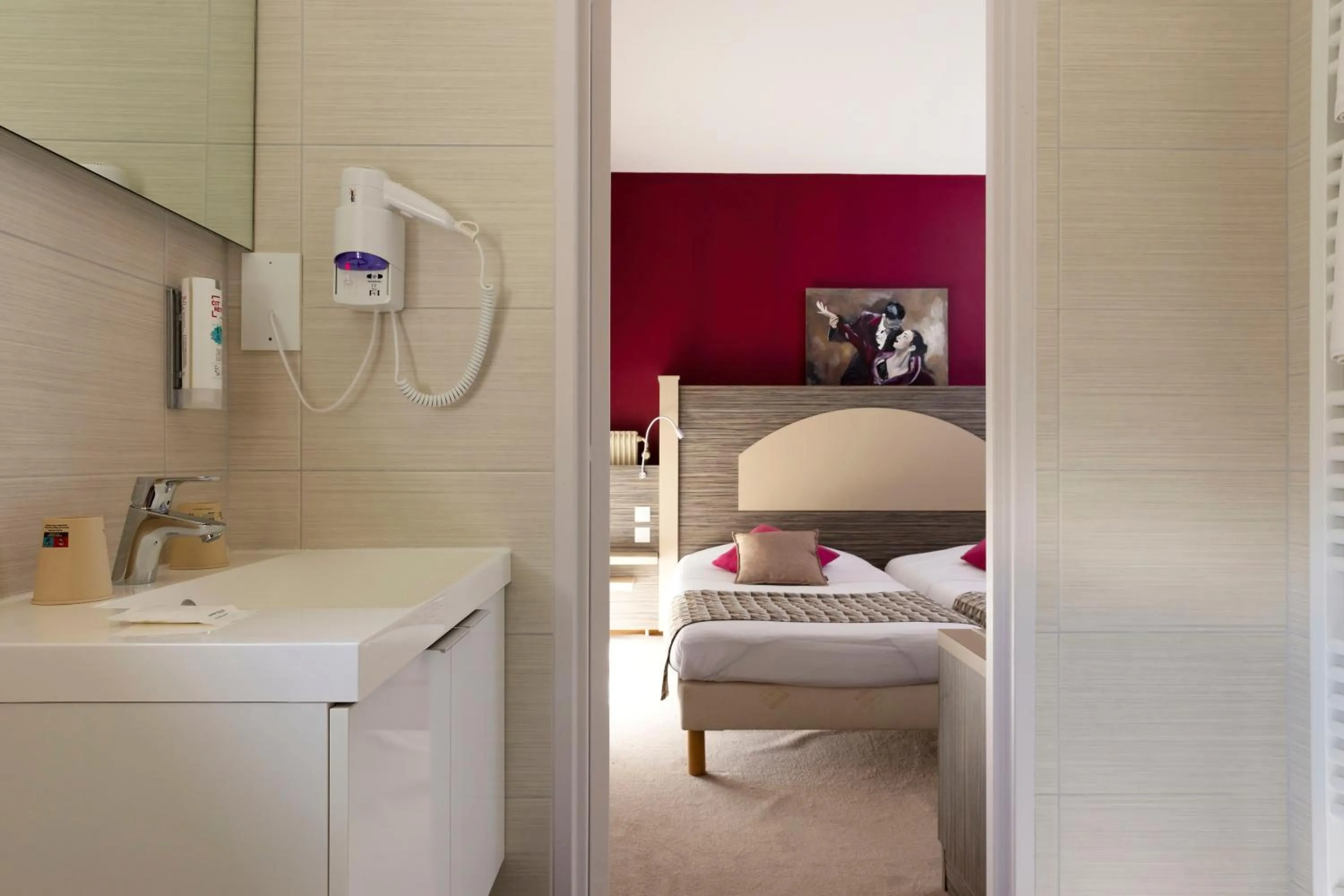 Bathroom, Bed in Hôtel du Bollenberg - Restaurant "Côté Plaine" - Spa de la Colline