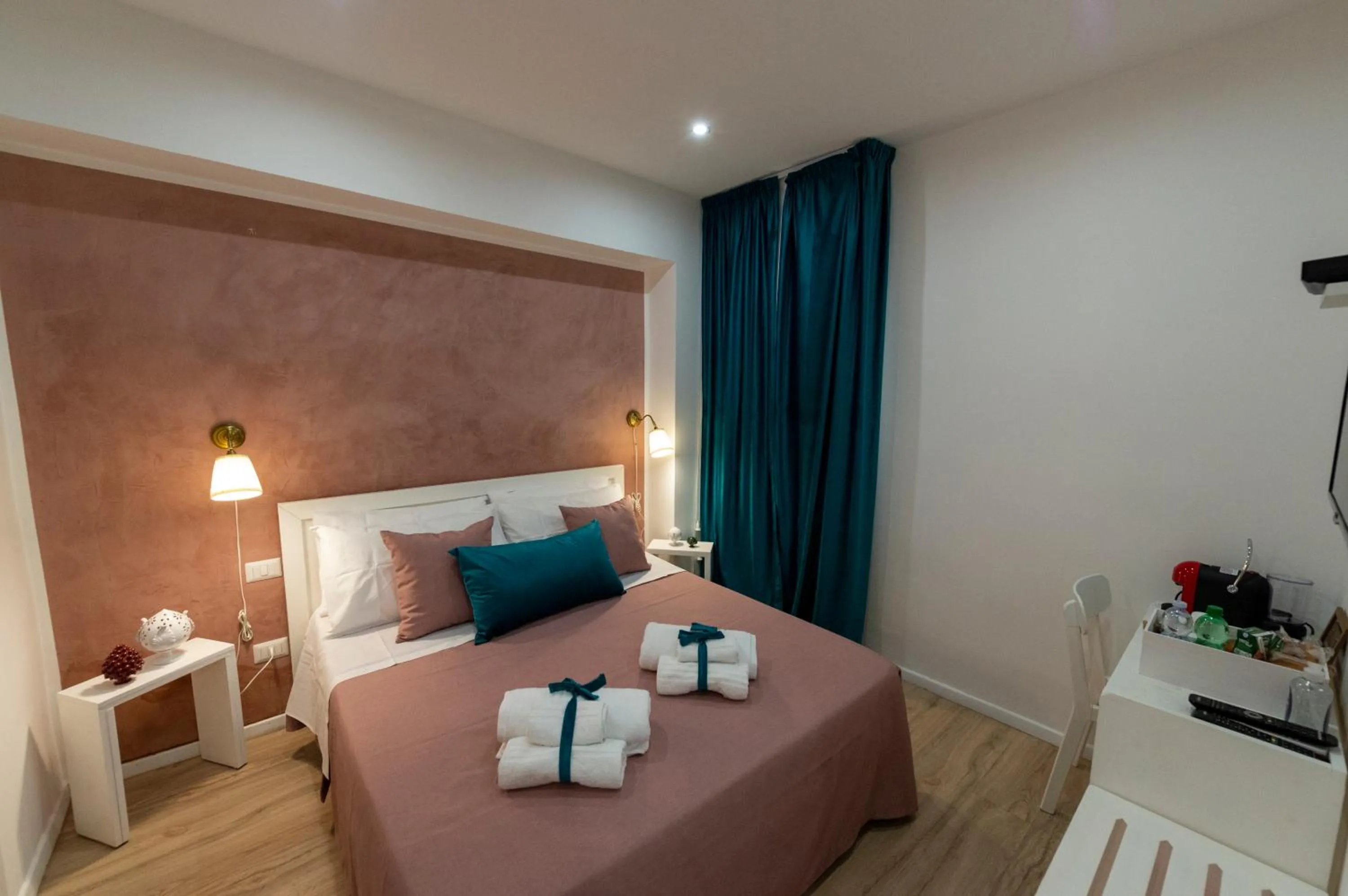 Photo of the whole room, Bed in Claire