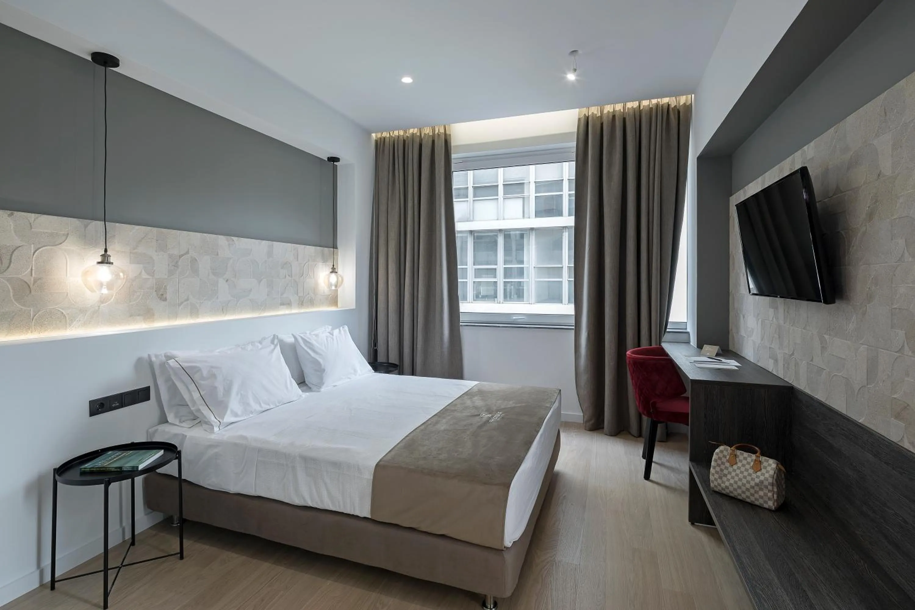 Photo of the whole room, Bed in Philosofia Athens Suites