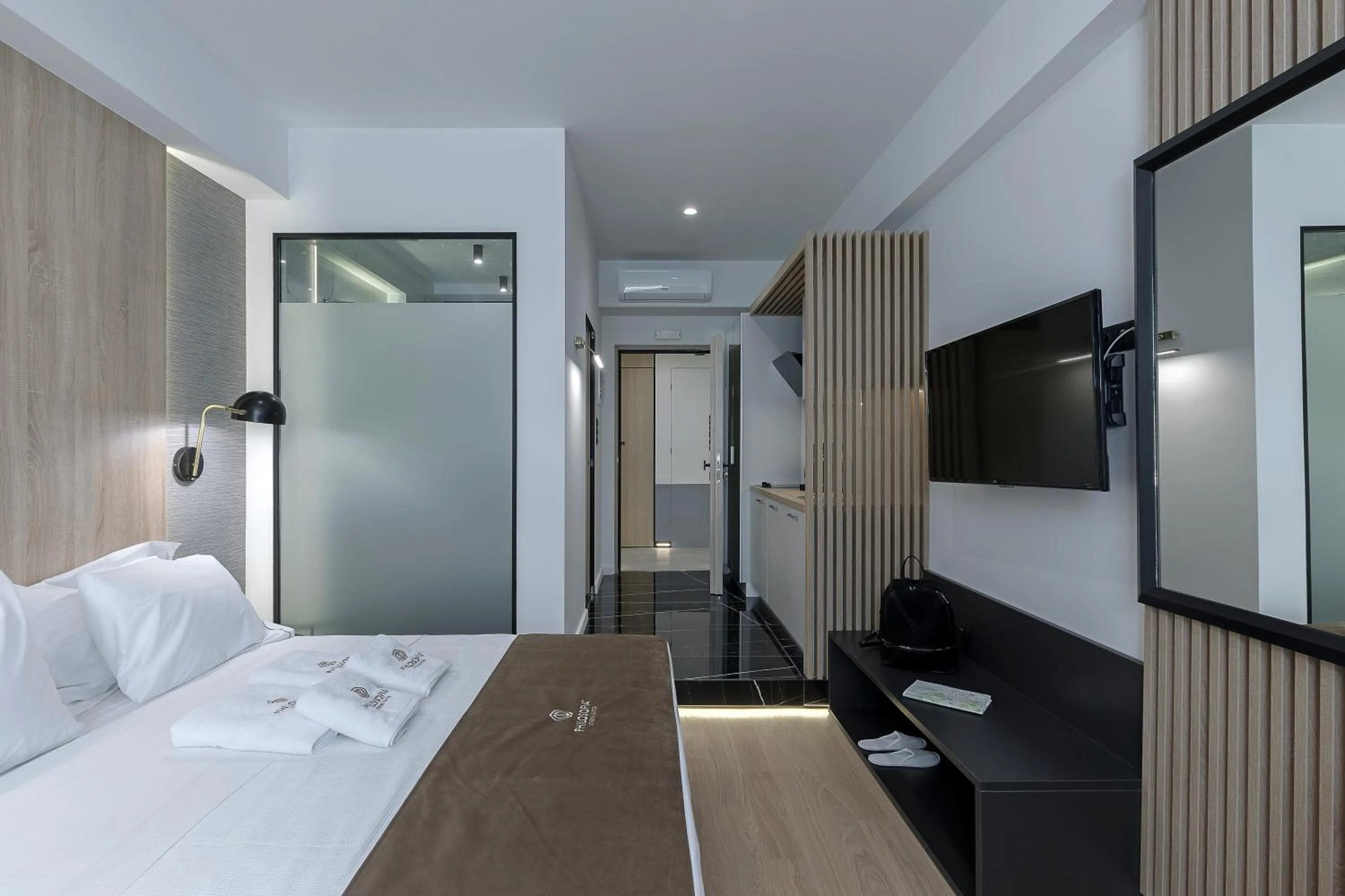 Photo of the whole room, Bed in Philosofia Athens Suites