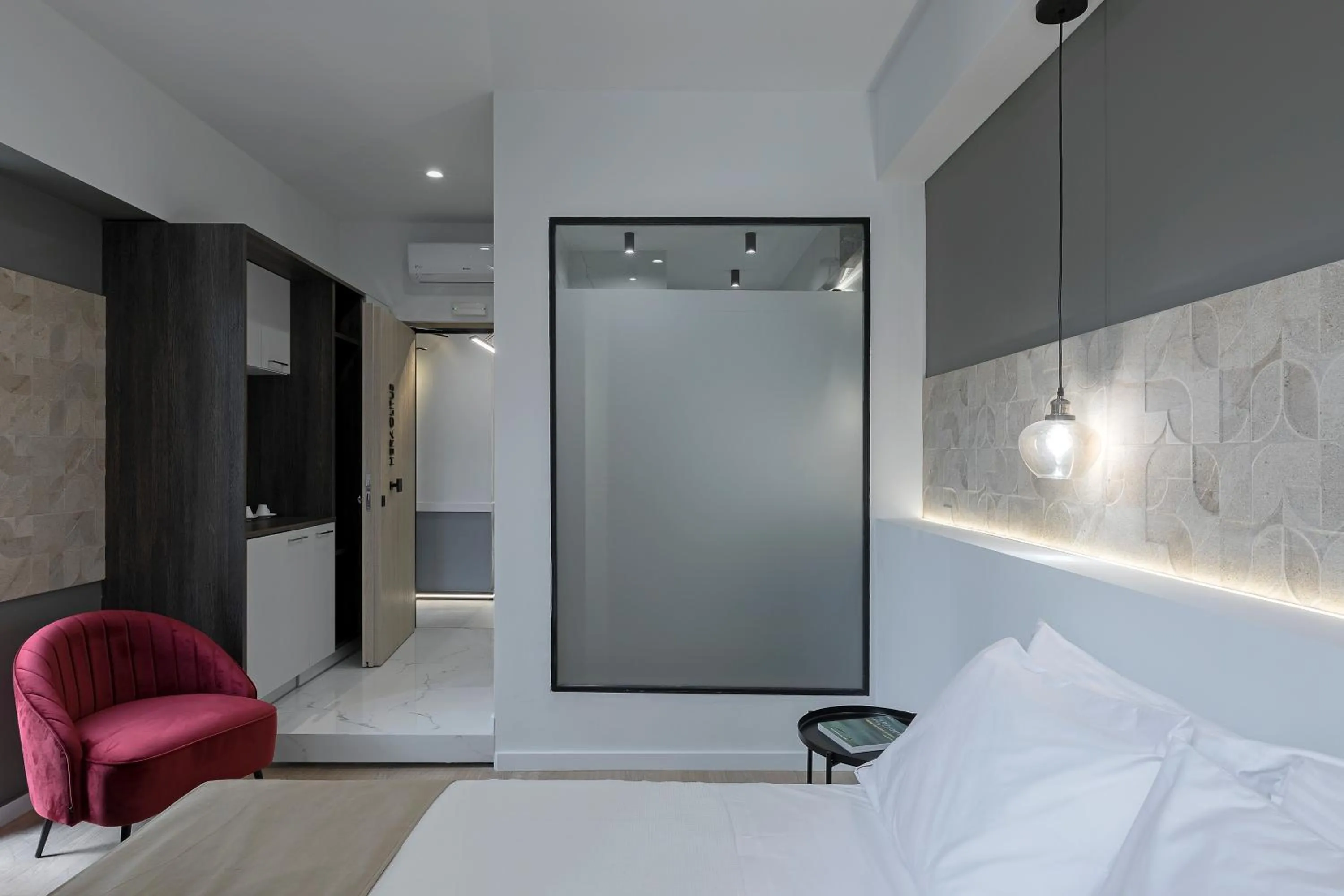 Photo of the whole room, Bed in Philosofia Athens Suites