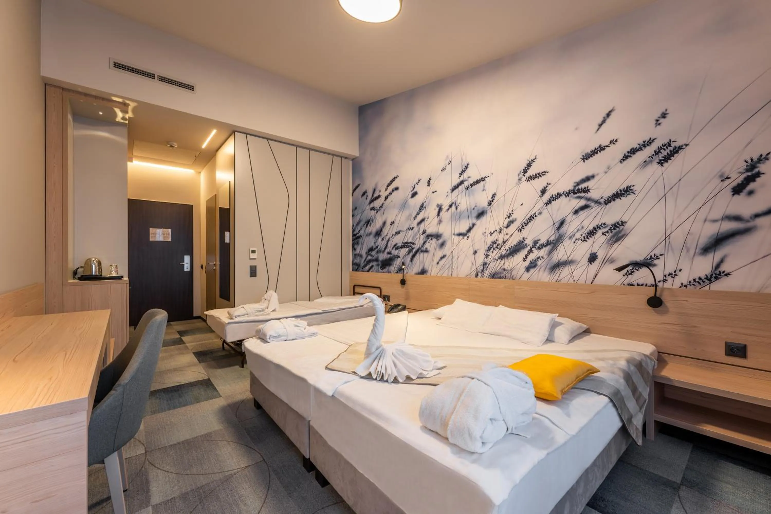 Bedroom, Bed in Globall Hotel