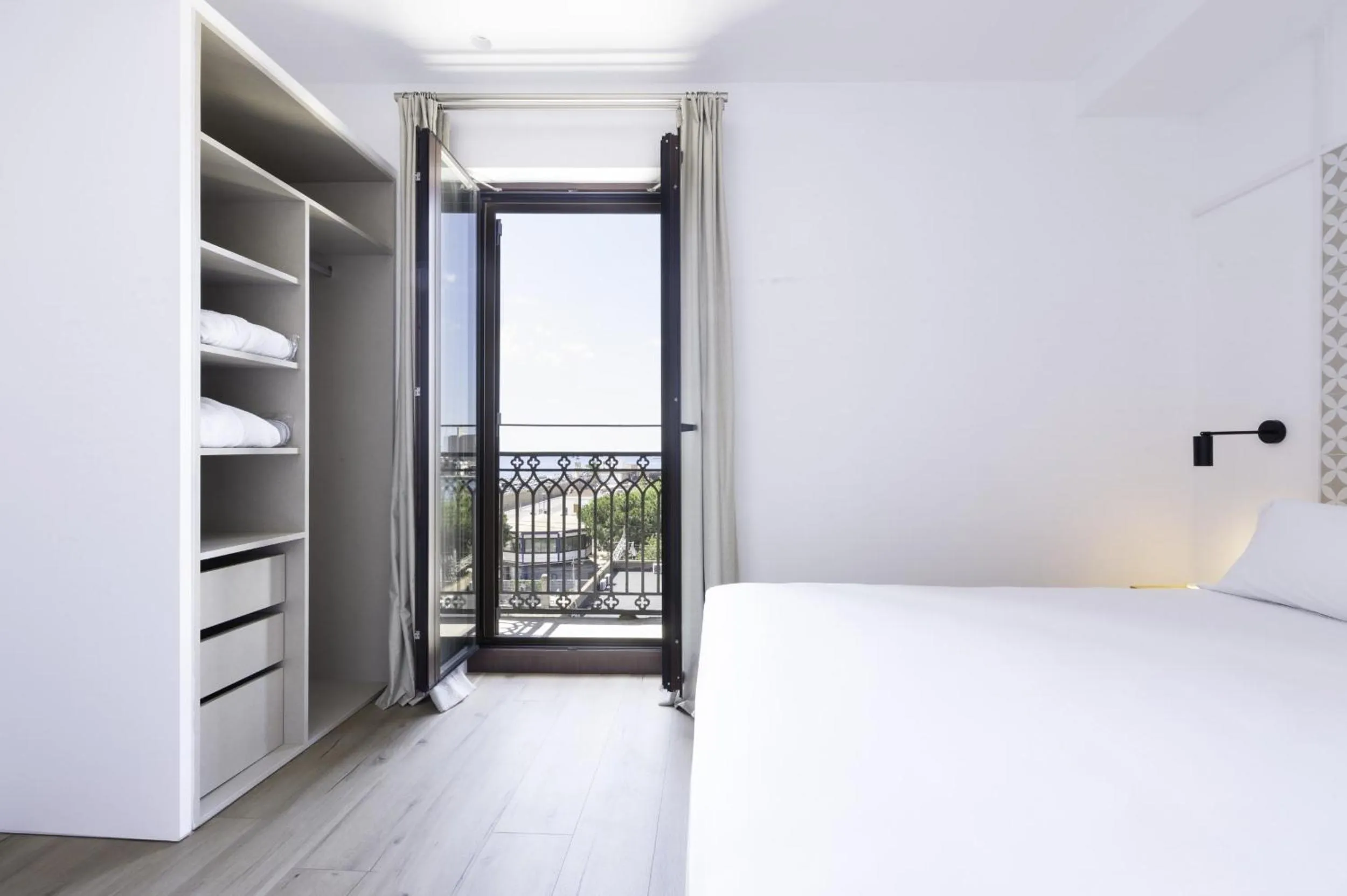 Balcony/Terrace, Bed in Port Plaza Apartments