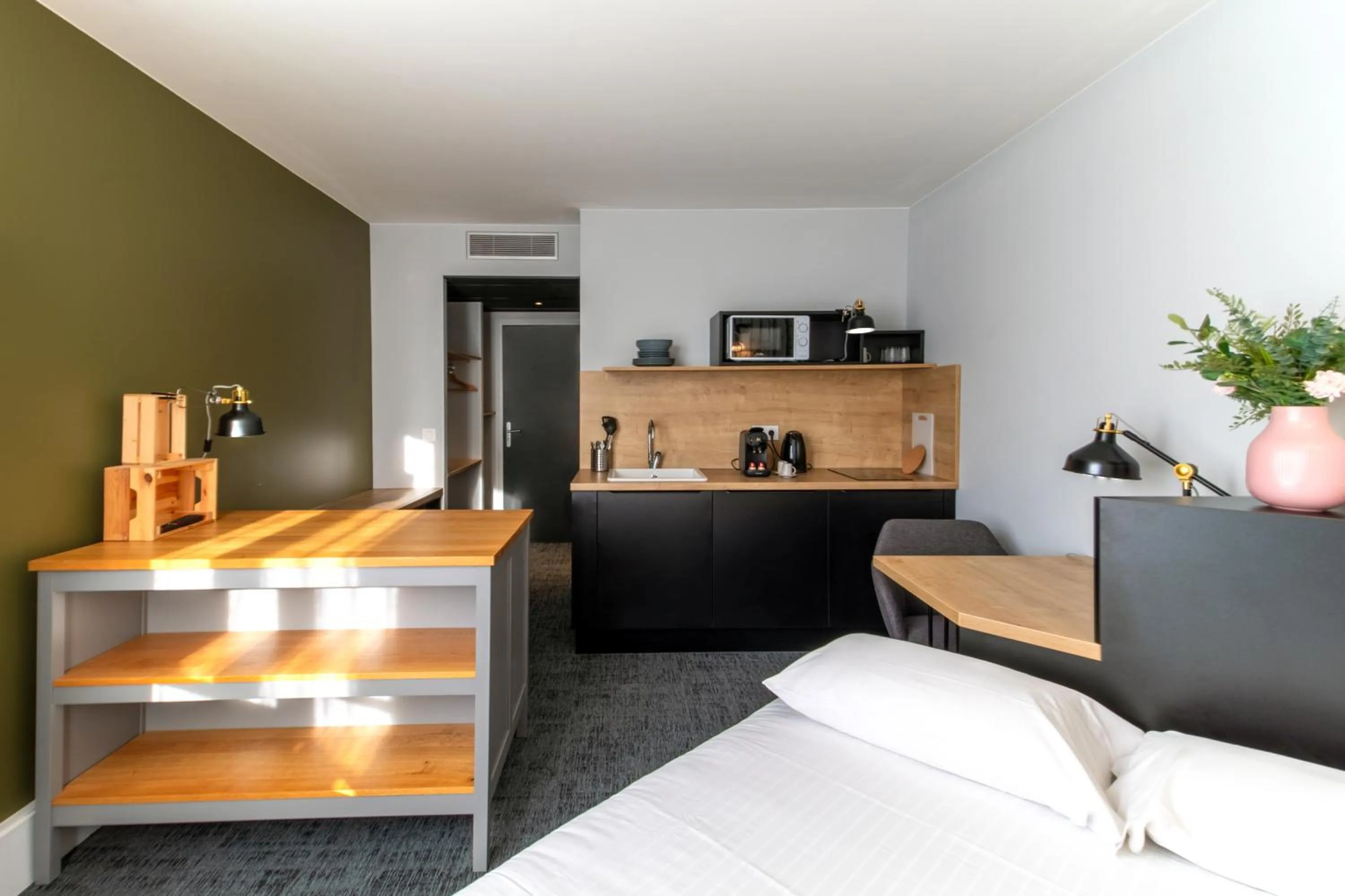 Kitchen or kitchenette, Bed in Le Parc 42 Saint-Etienne