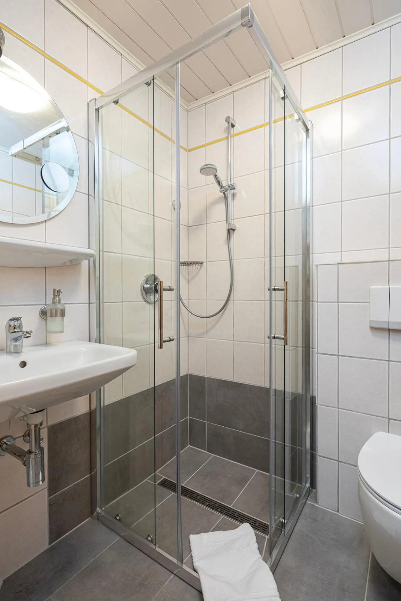 Shower in Hotel Ursula