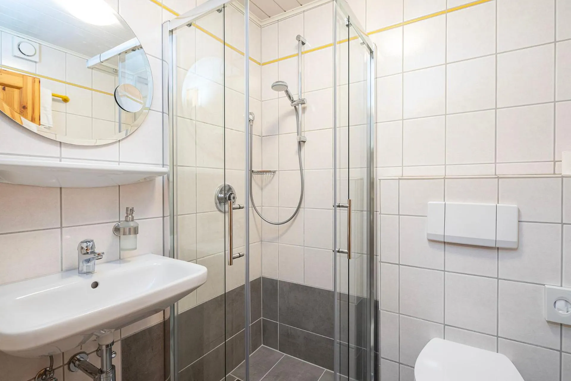 Shower in Hotel Ursula