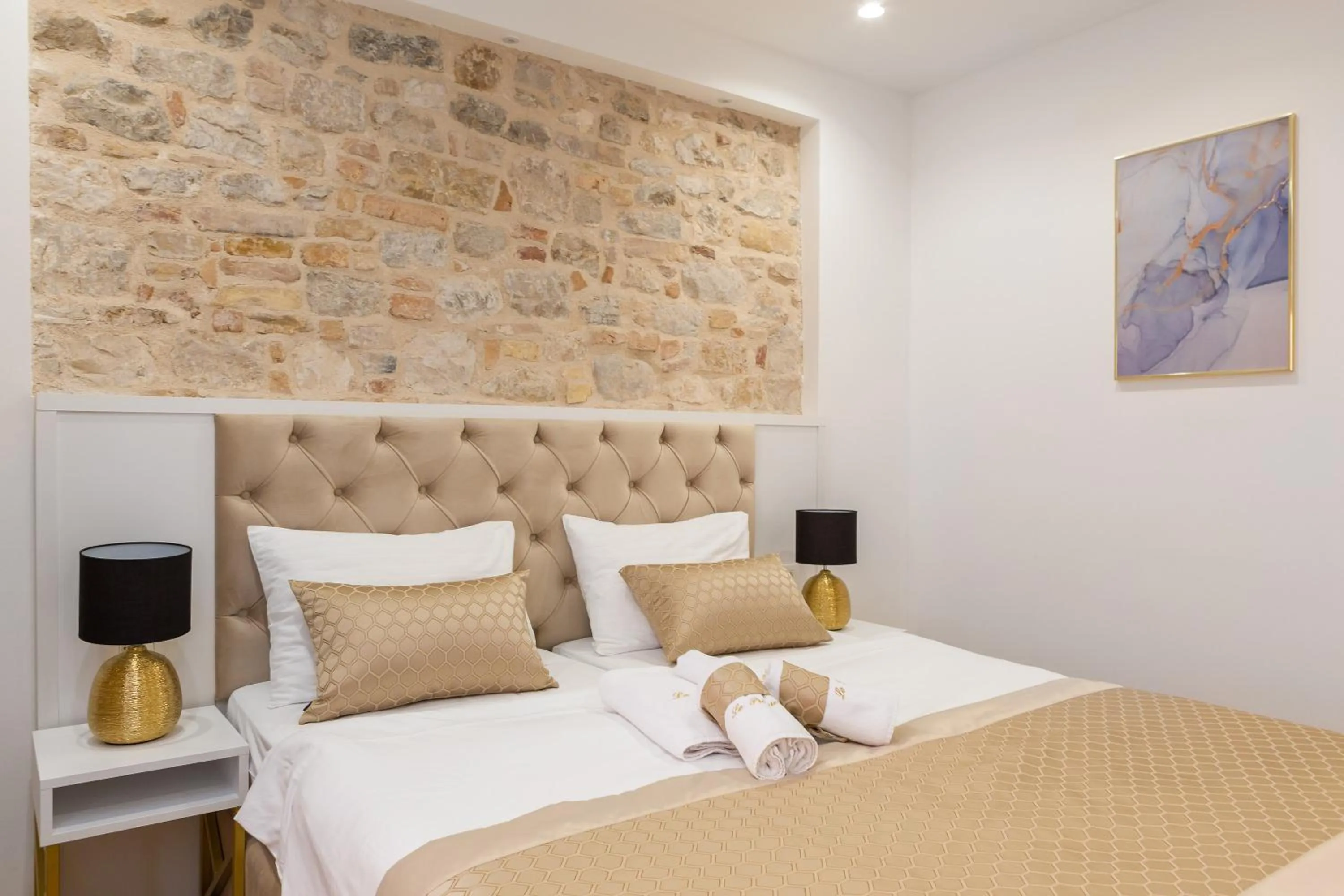 Bed in Le Premier Luxury Rooms