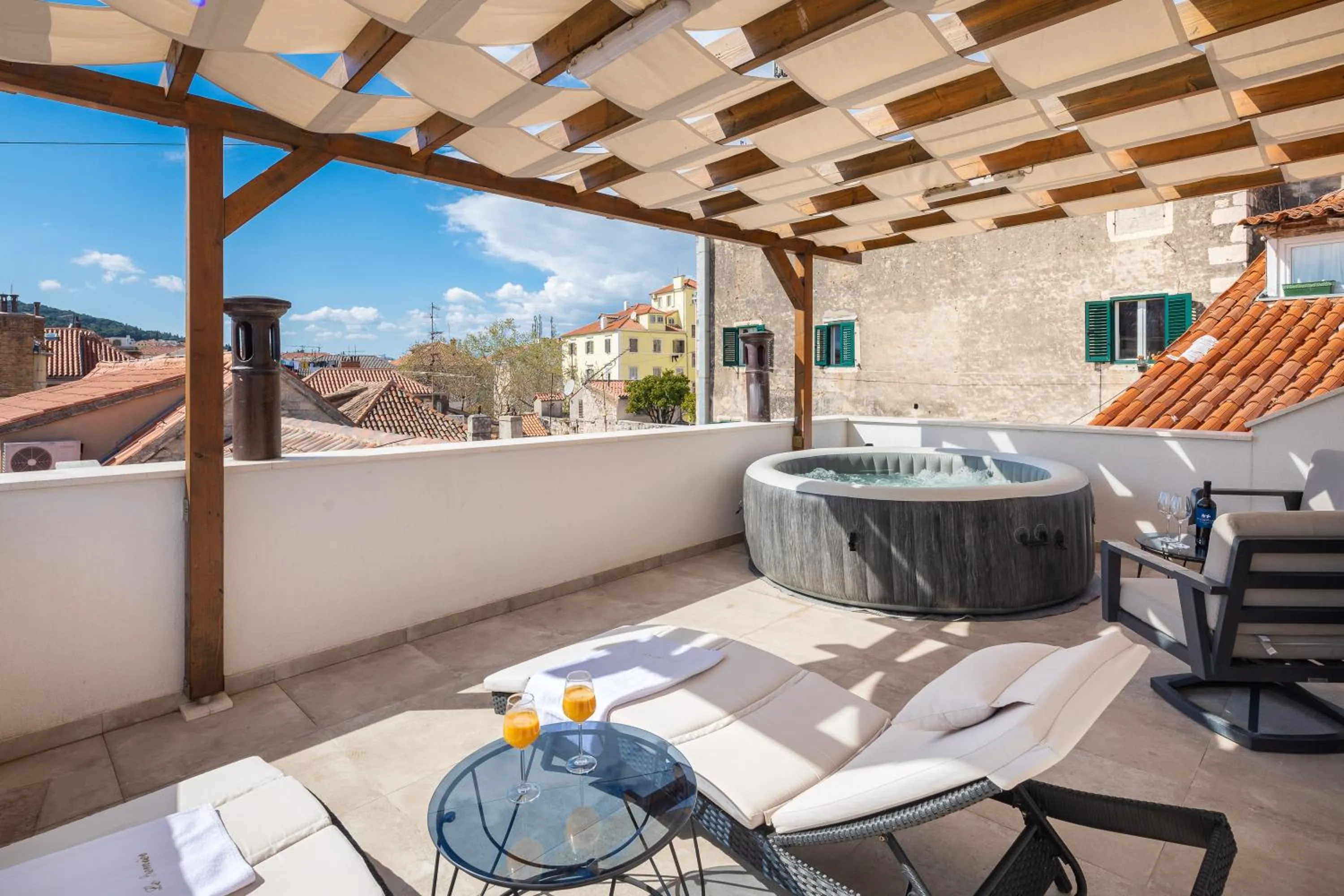 Hot Tub in Le Premier Luxury Rooms