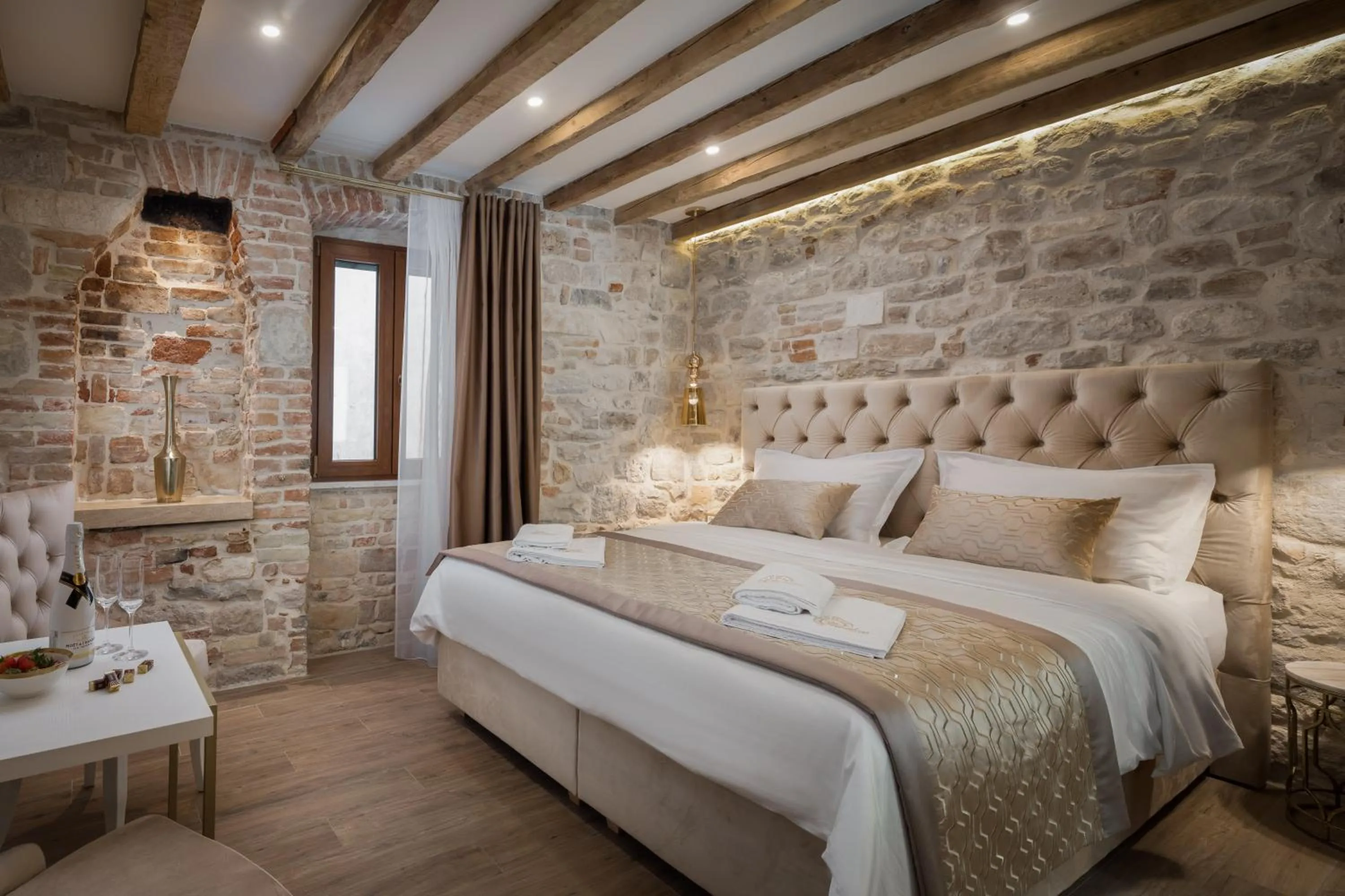 Bed in Le Premier Luxury Rooms