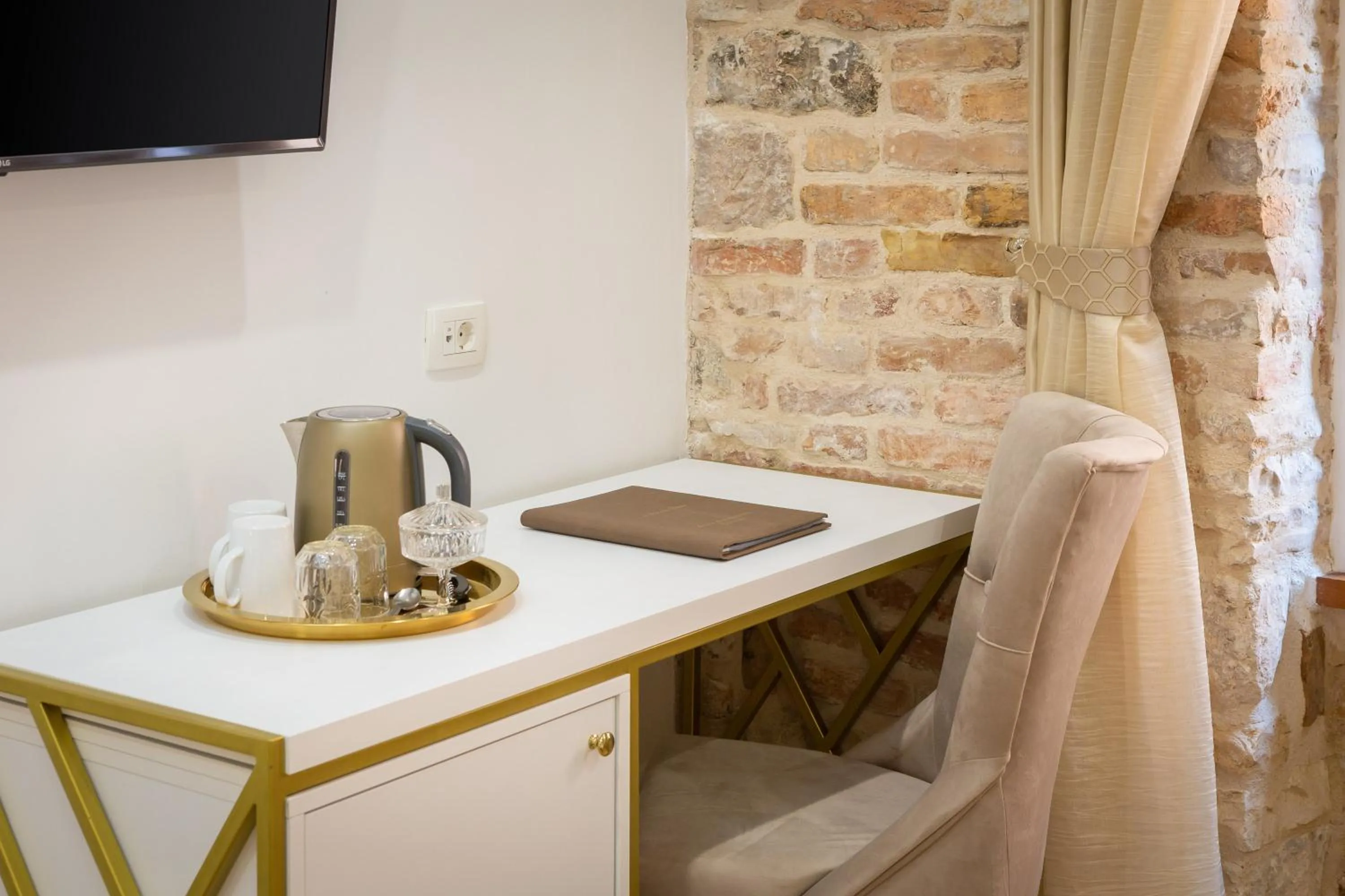 TV and multimedia in Le Premier Luxury Rooms