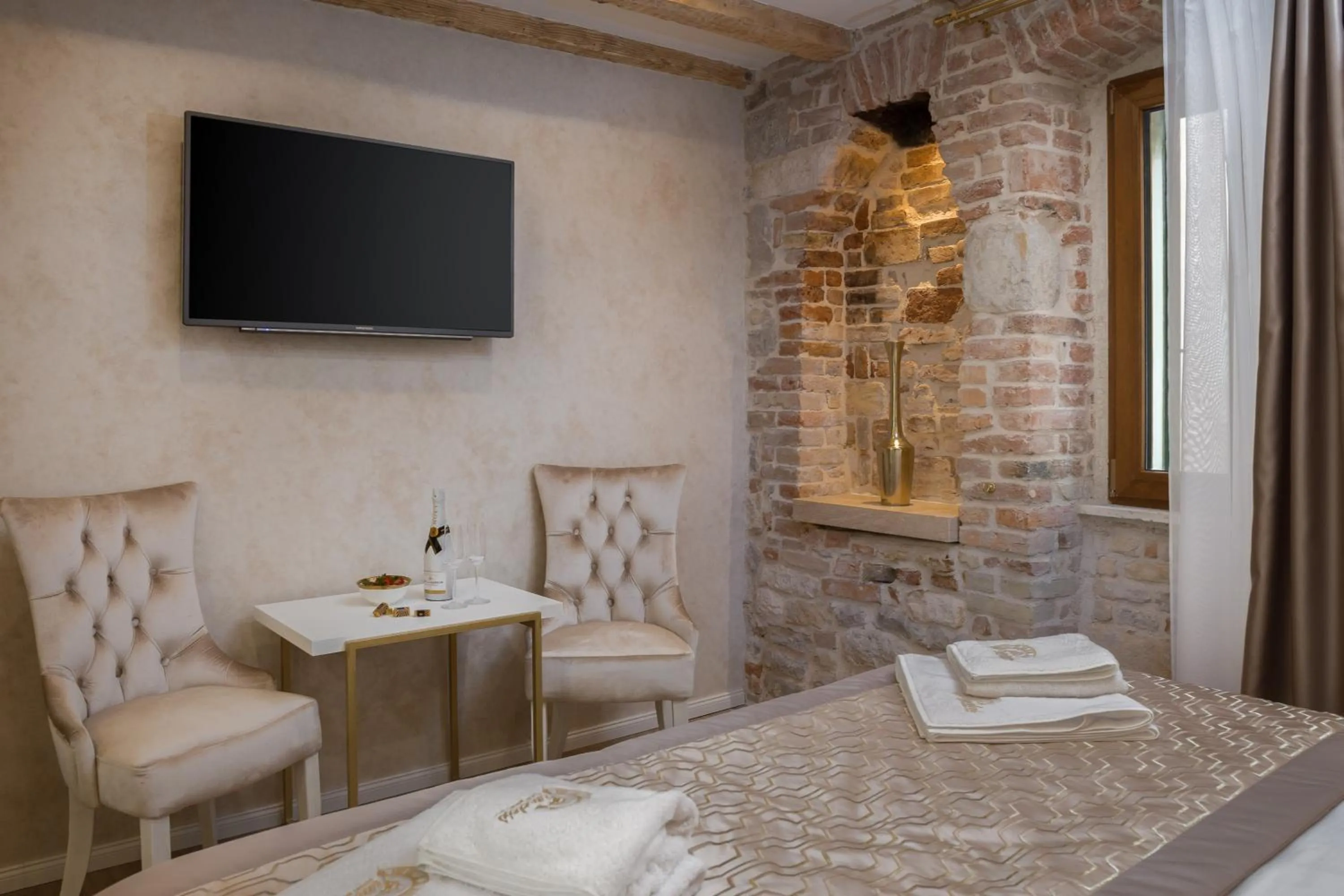 Bedroom, Bed in Le Premier Luxury Rooms