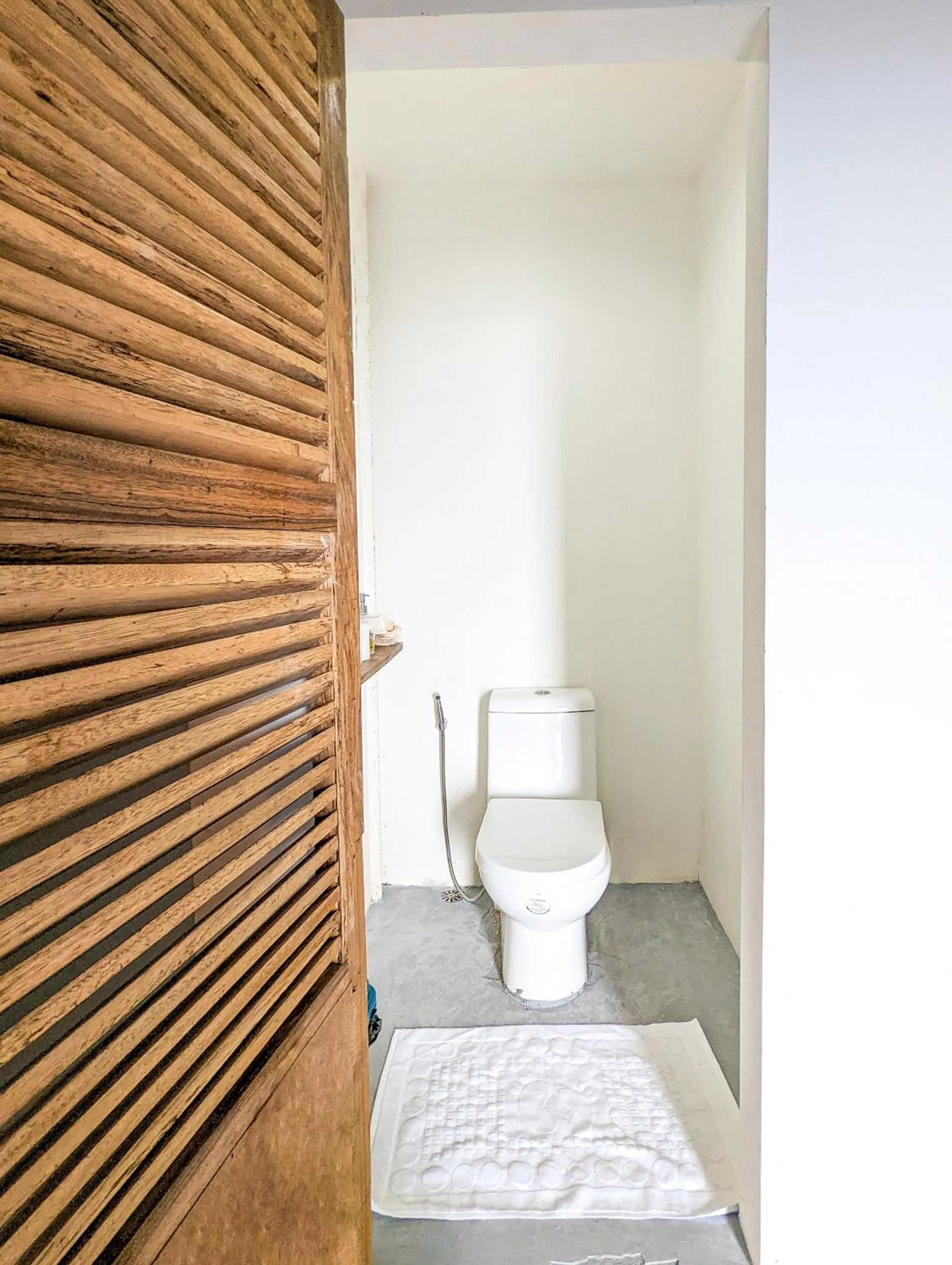 Toilet in Lexias Hostel and Workspace - El Nido