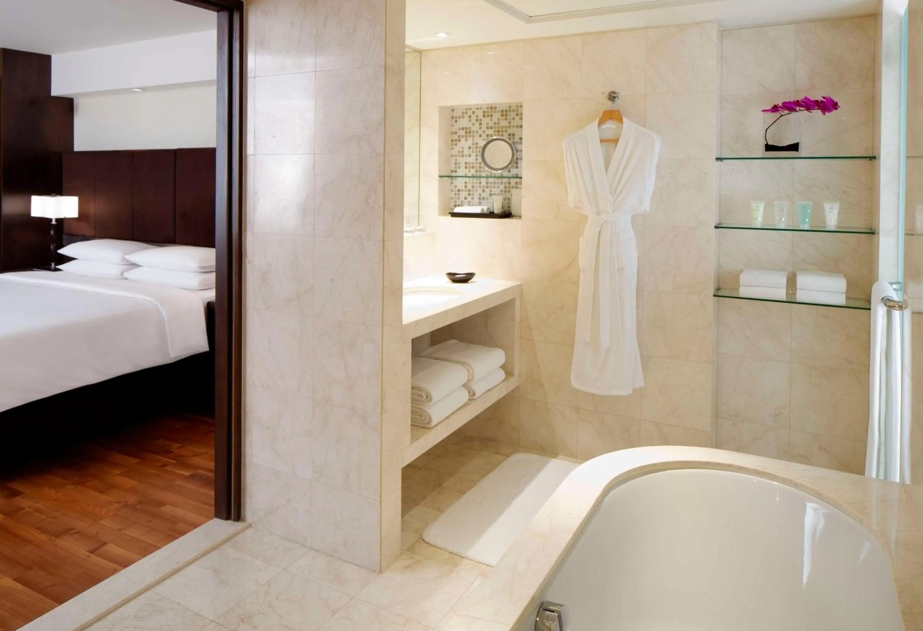 Bathroom, Bed in Hyatt Regency Dubai - Corniche