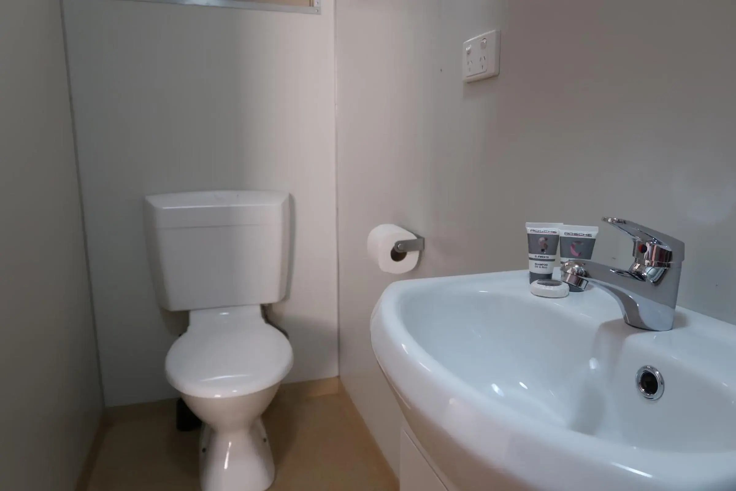 Single Room in Mud Crab Motel Single Room in Mud Crab Motel