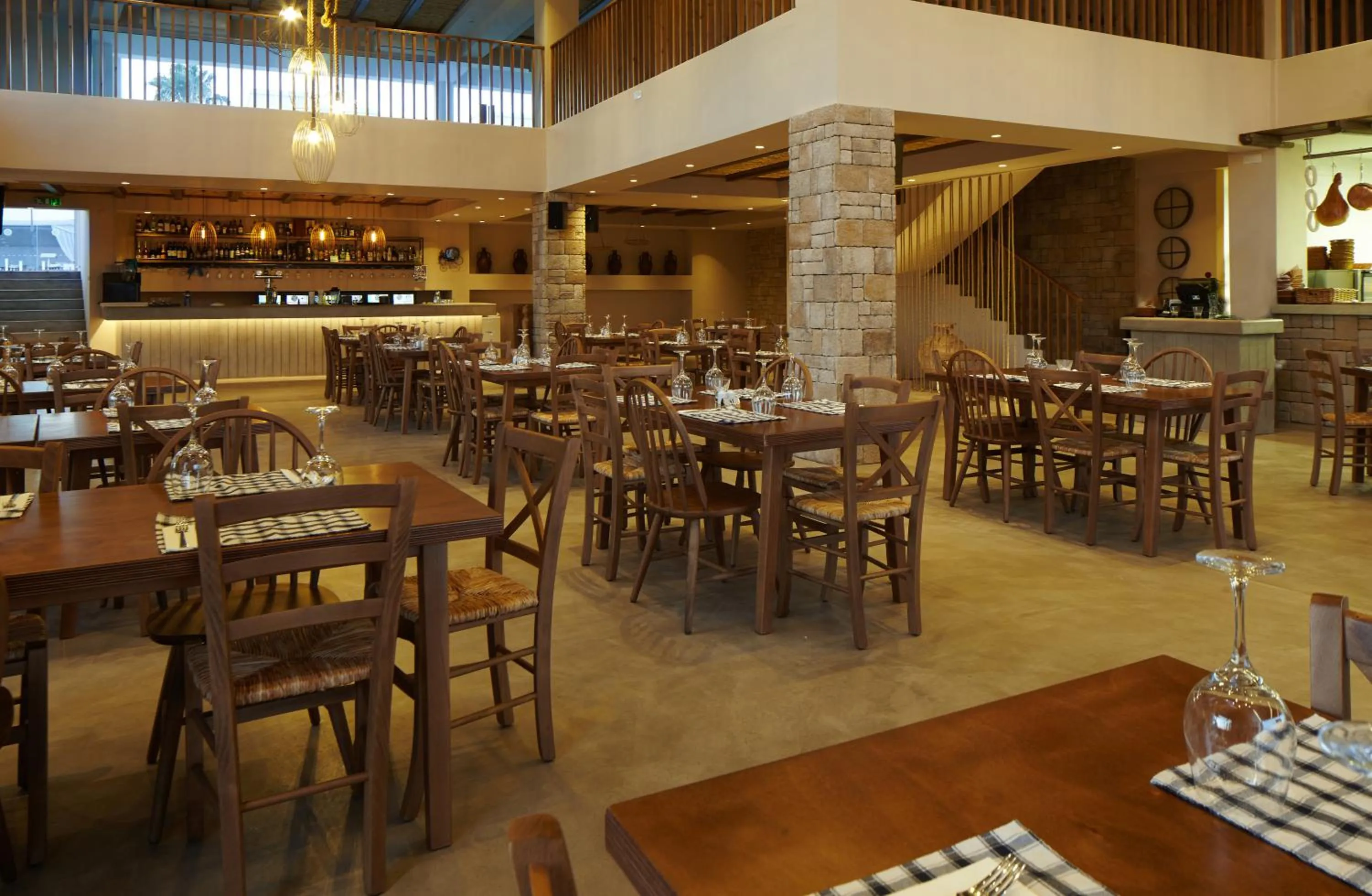 Restaurant/places to eat in Melpo Antia Hotel & Suites