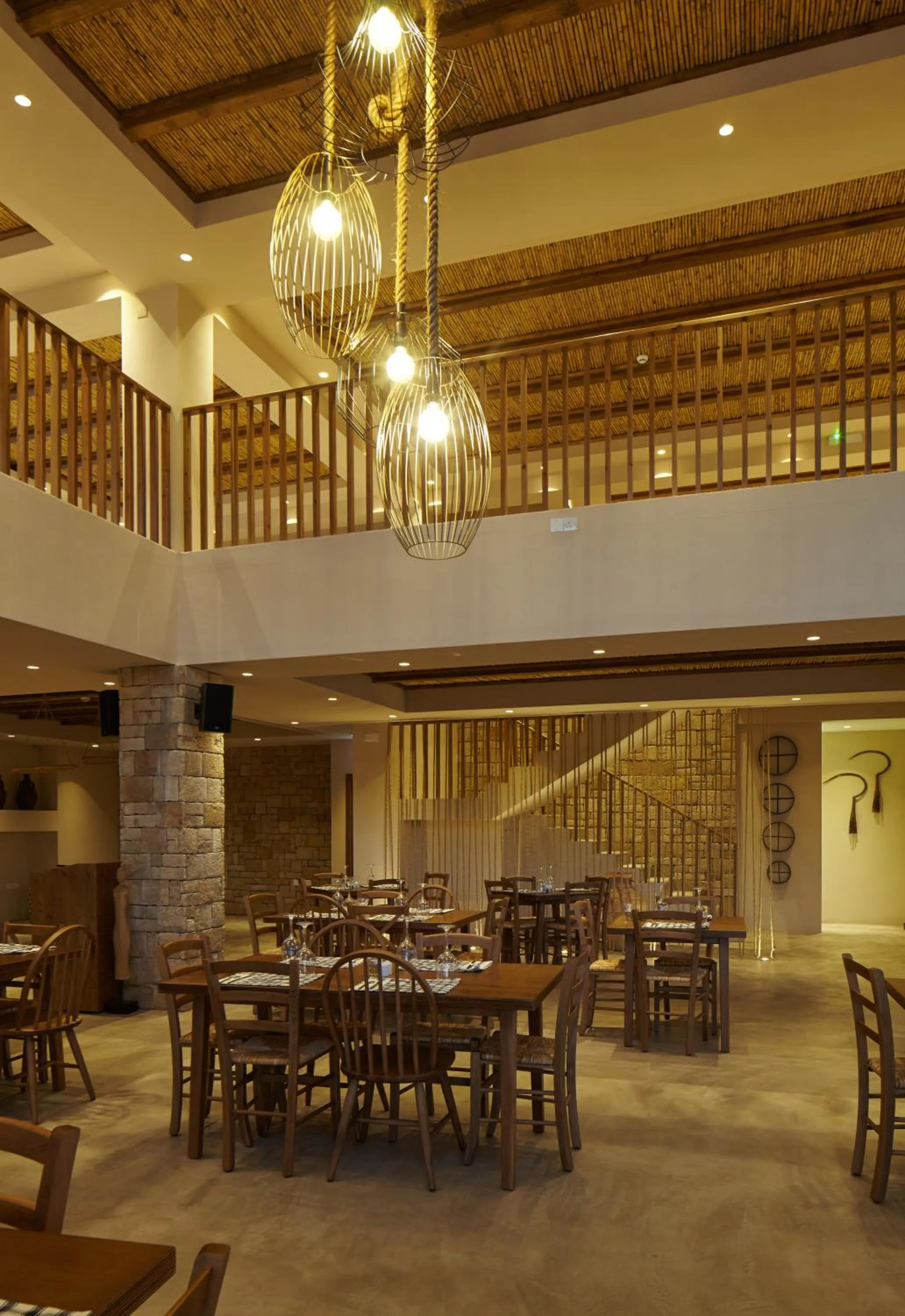 Restaurant/places to eat in Melpo Antia Hotel & Suites