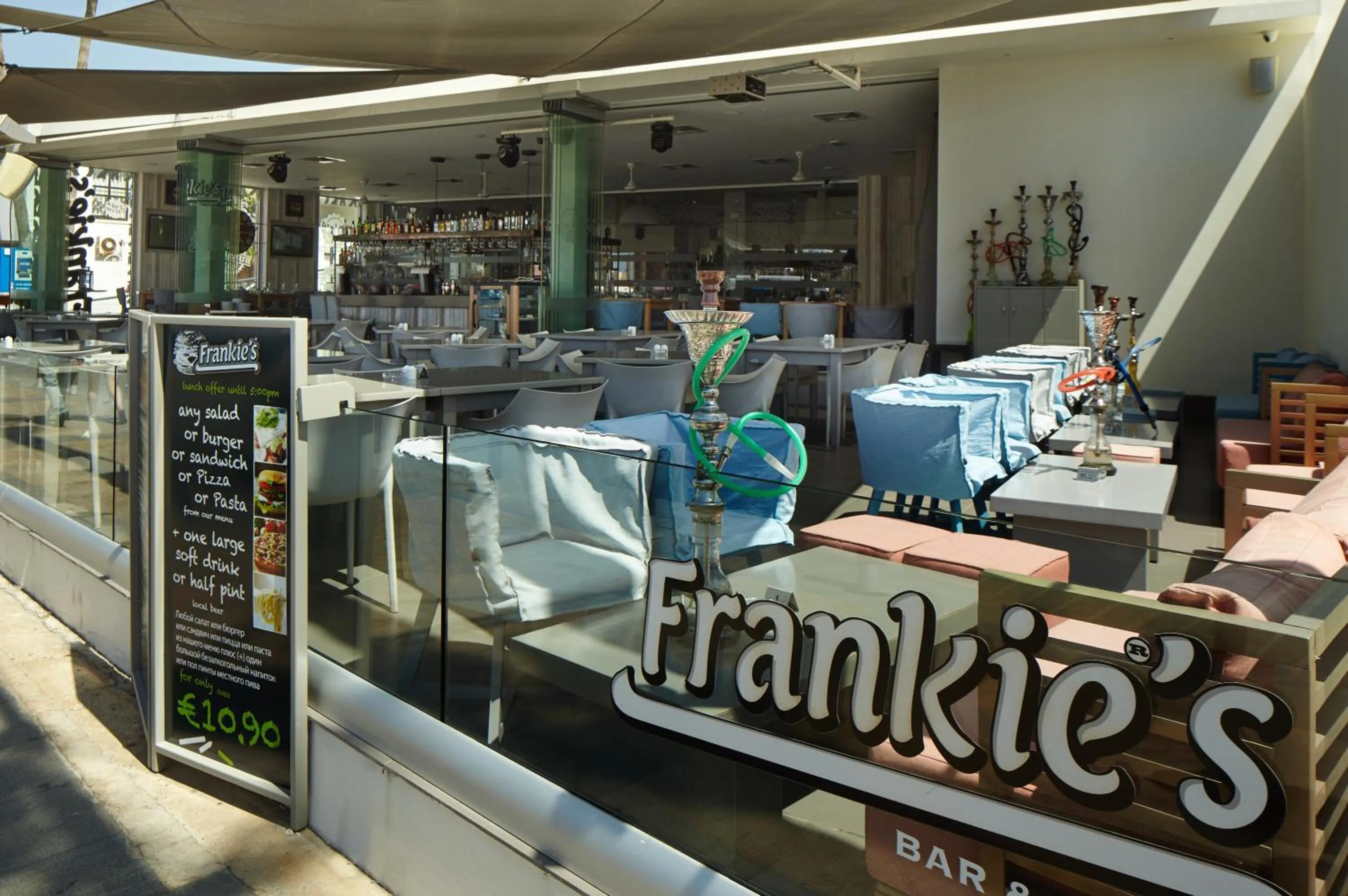 Restaurant/places to eat in Melpo Antia Hotel & Suites