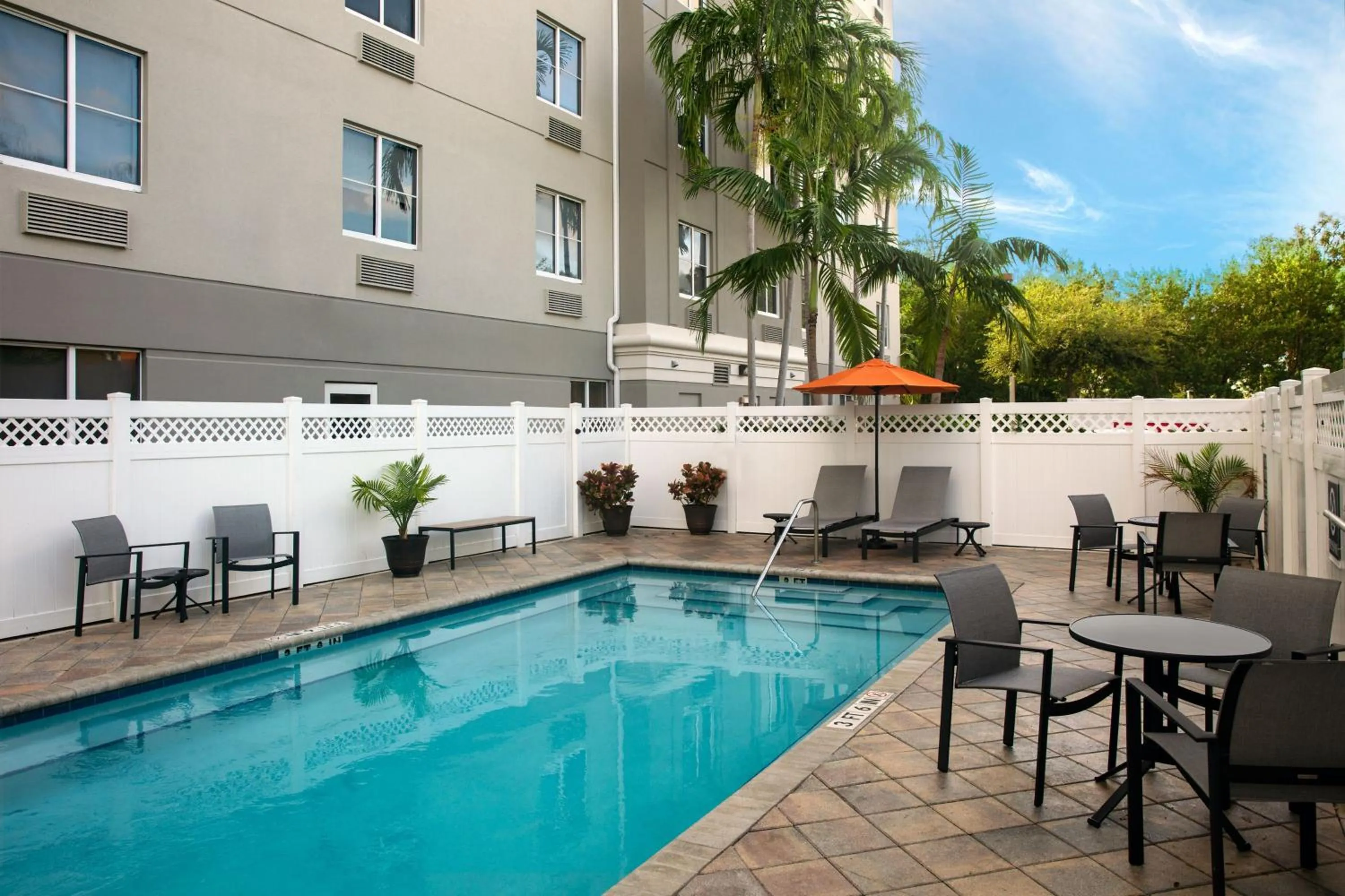 Swimming pool in Four Points by Sheraton Fort Lauderdale Airport - Dania Beach